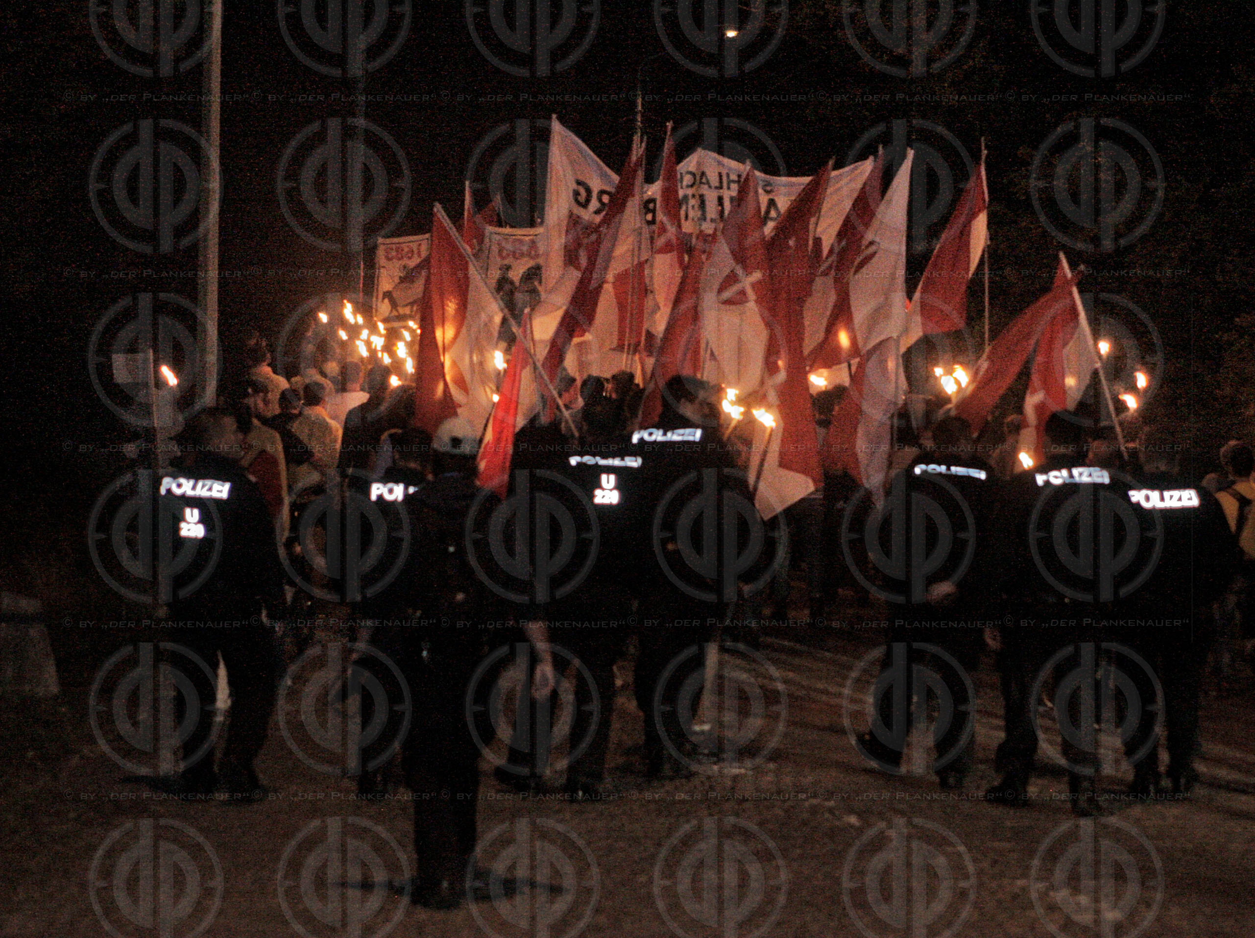 Fackelmarsch der Identitaeren mit Antifa-Gegendemo