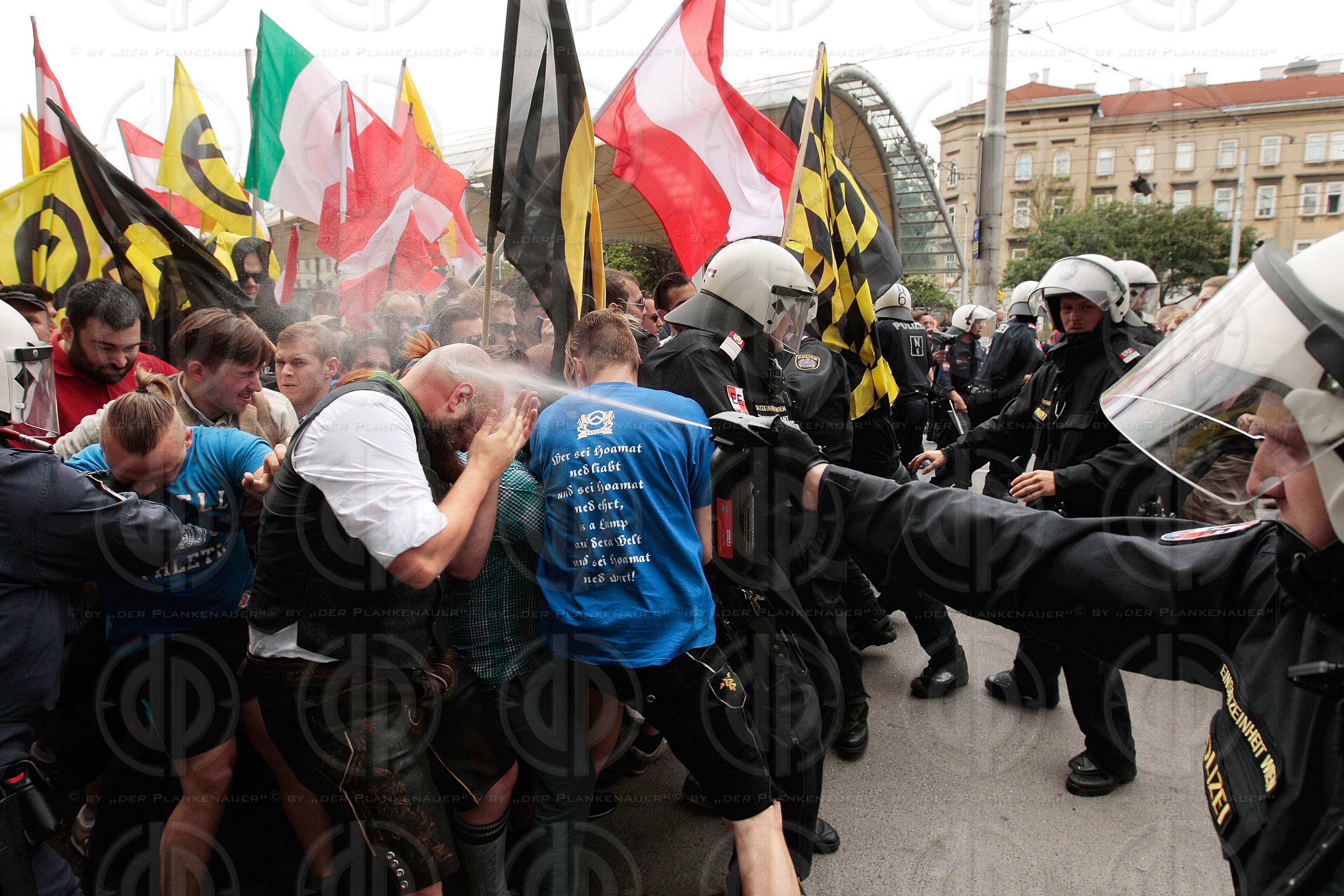 Demo der Identitaeren und Gegendemo der OGR und NoWKR