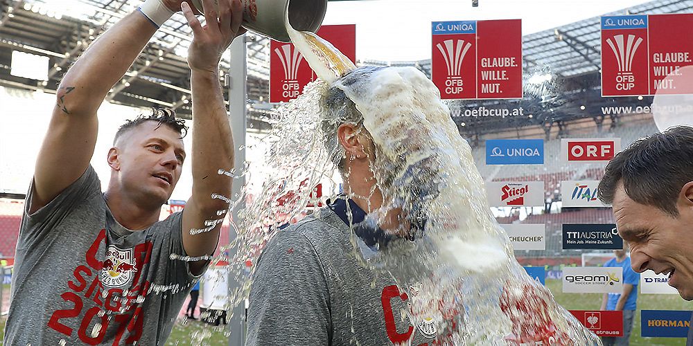Bierdusche für Erfolgstrainer Marco ROSE