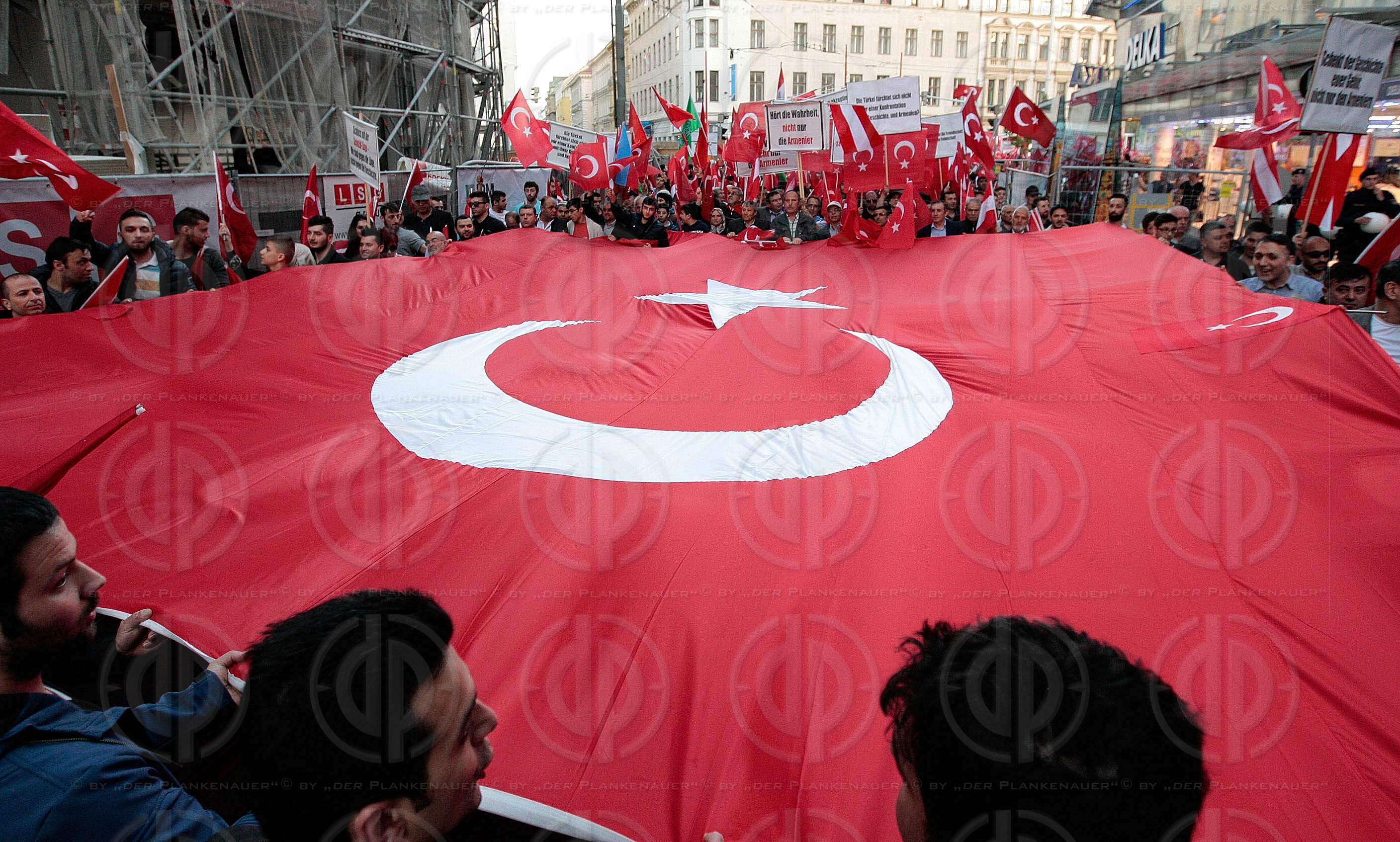 Demo der Tuerken gegen die Anerkennung des Genozids an ArmenierI