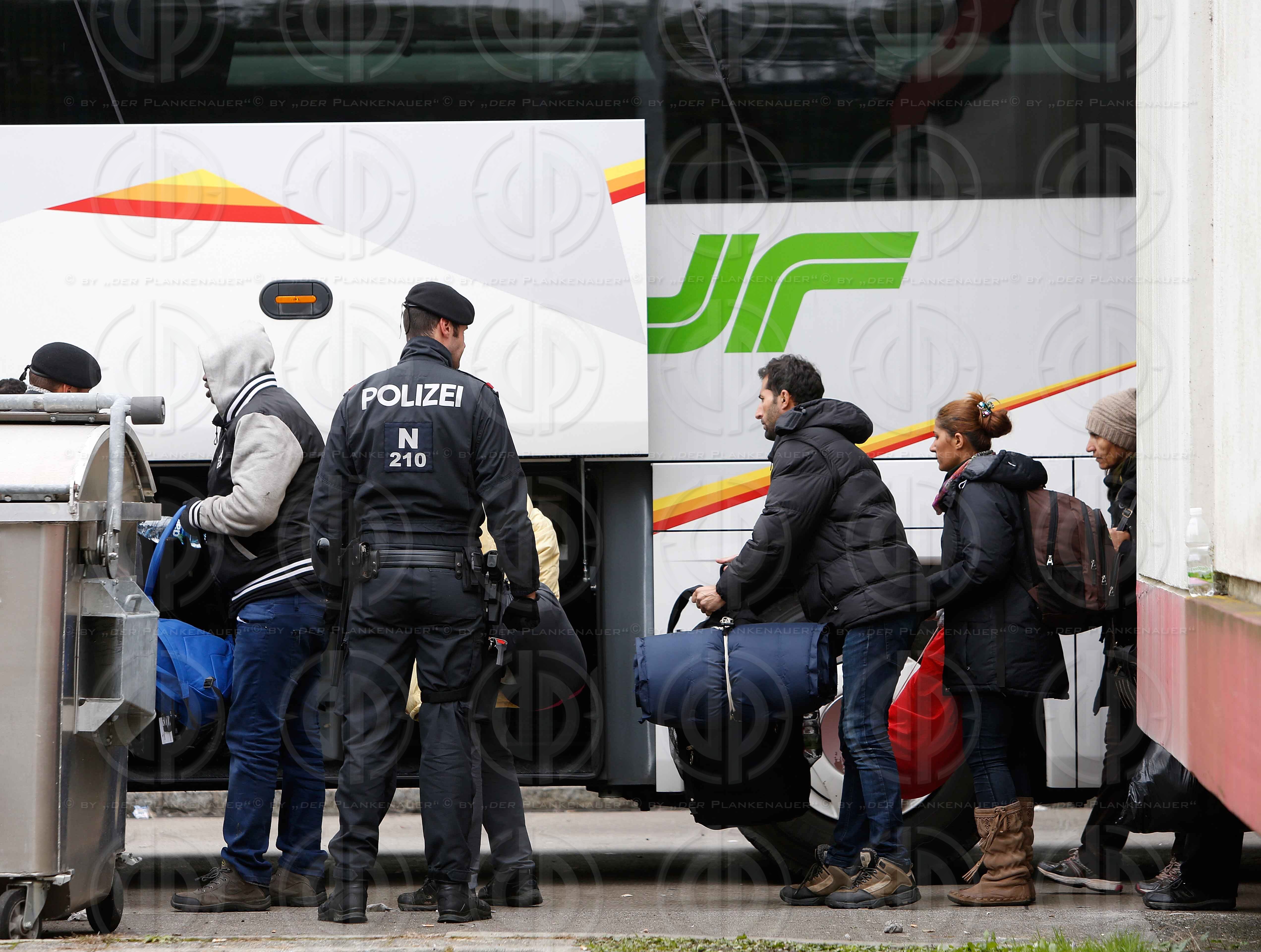 Fluechlingstragoedie an der Grenze in Strass-Spielfeld