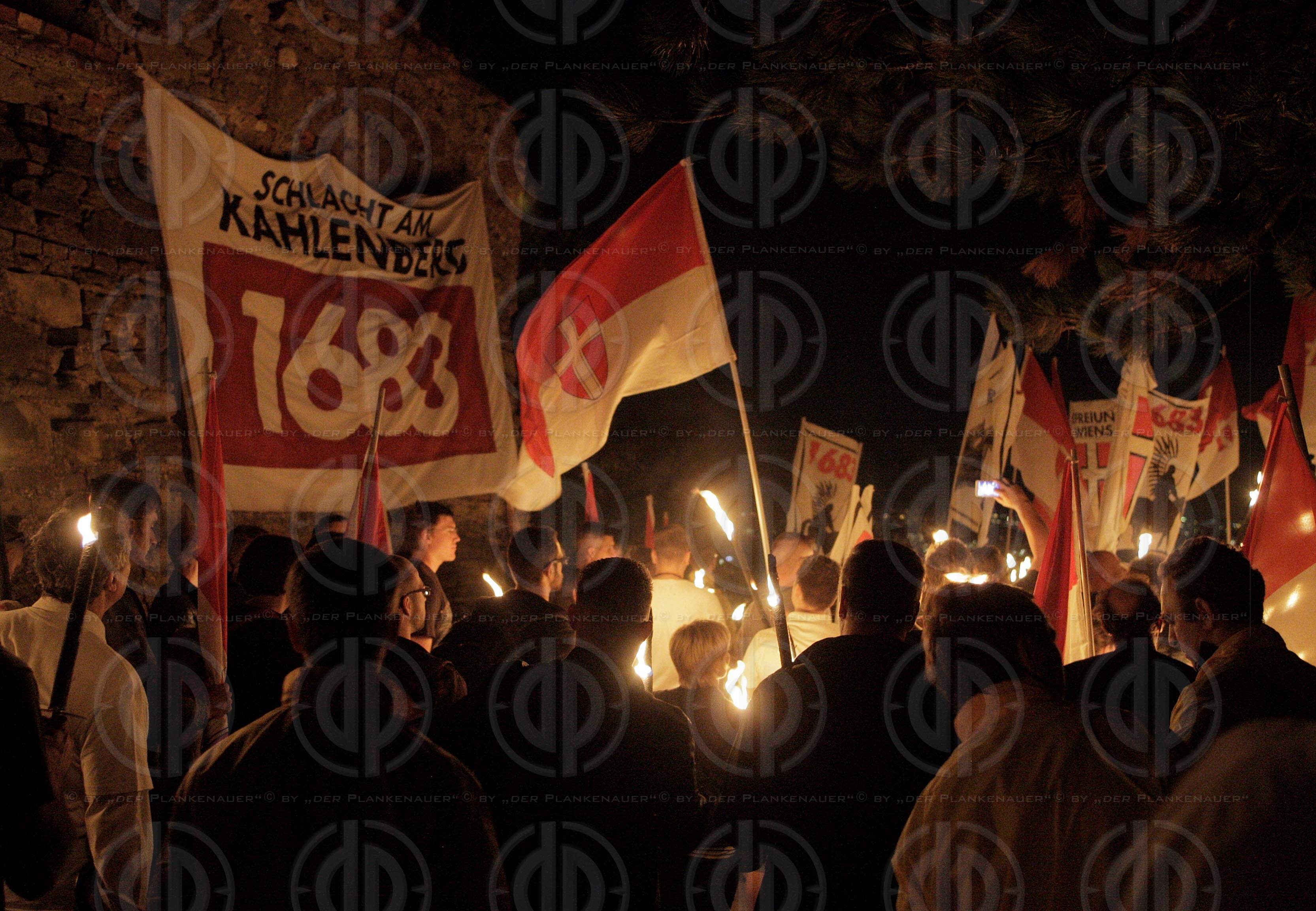 Fackelmarsch der Identitaeren mit Antifa-Gegendemo