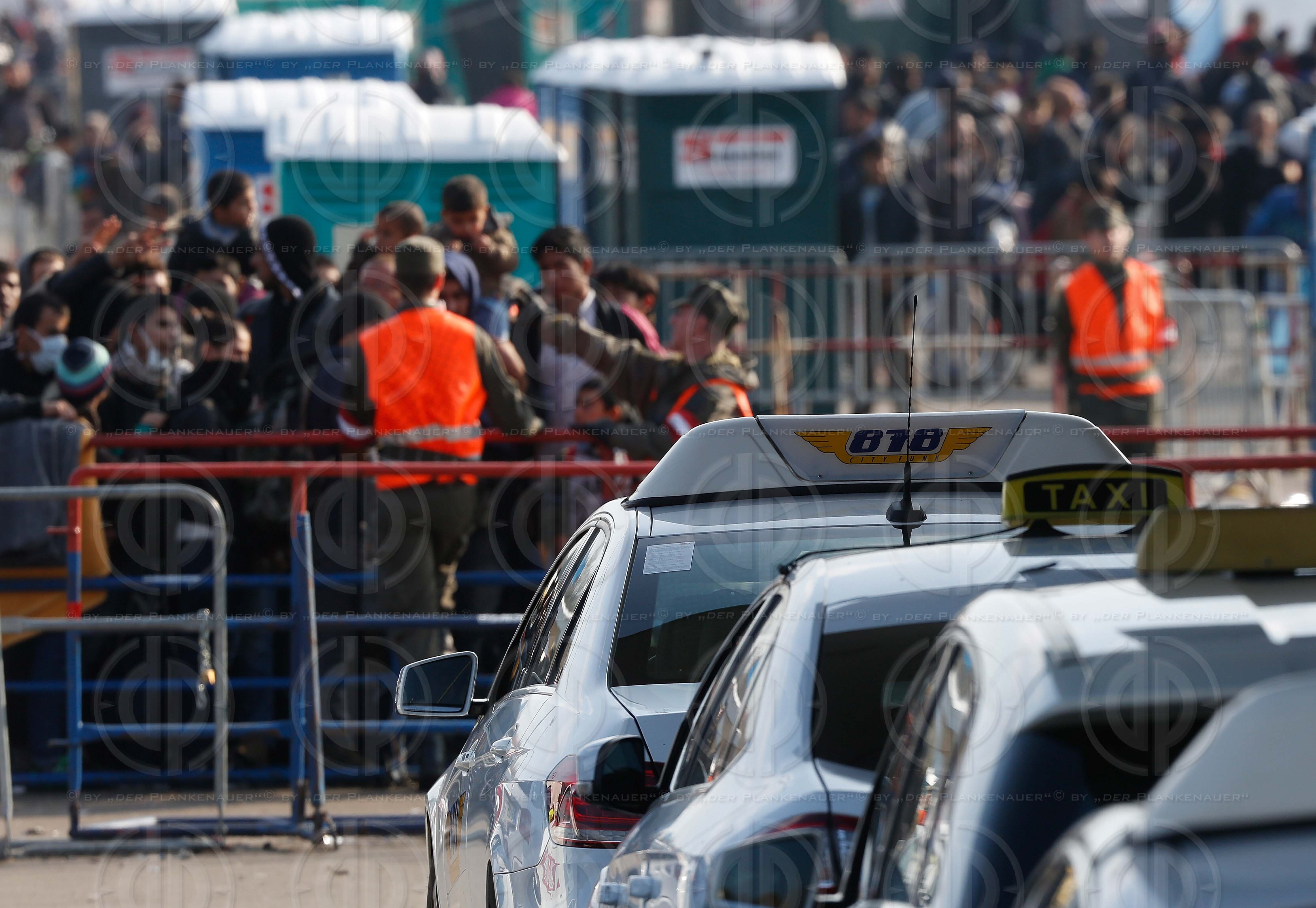 Fluechlingsabfertigung an der Grenze in Strass-Spielfeld