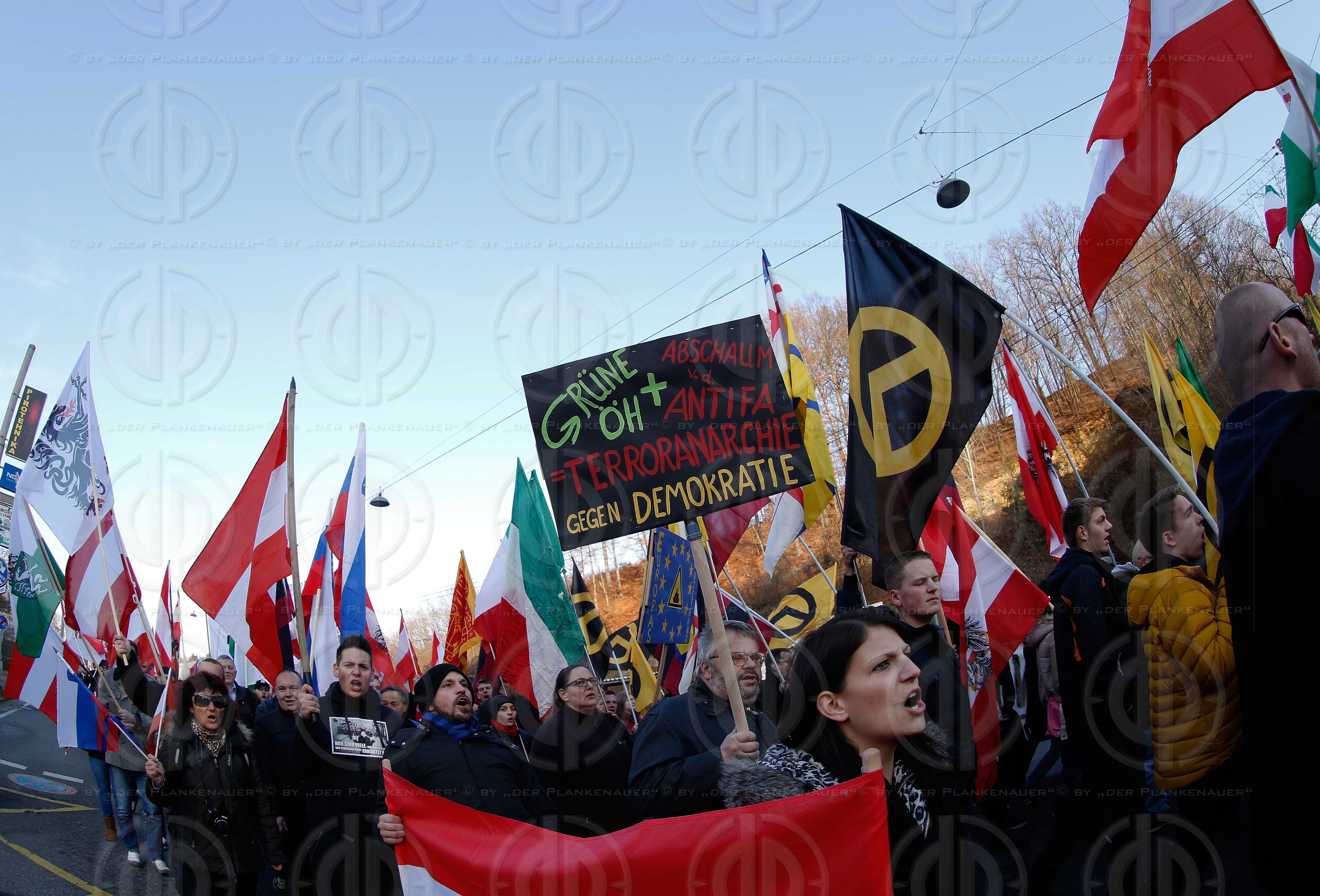 Identitaere Demo in Spielfeld