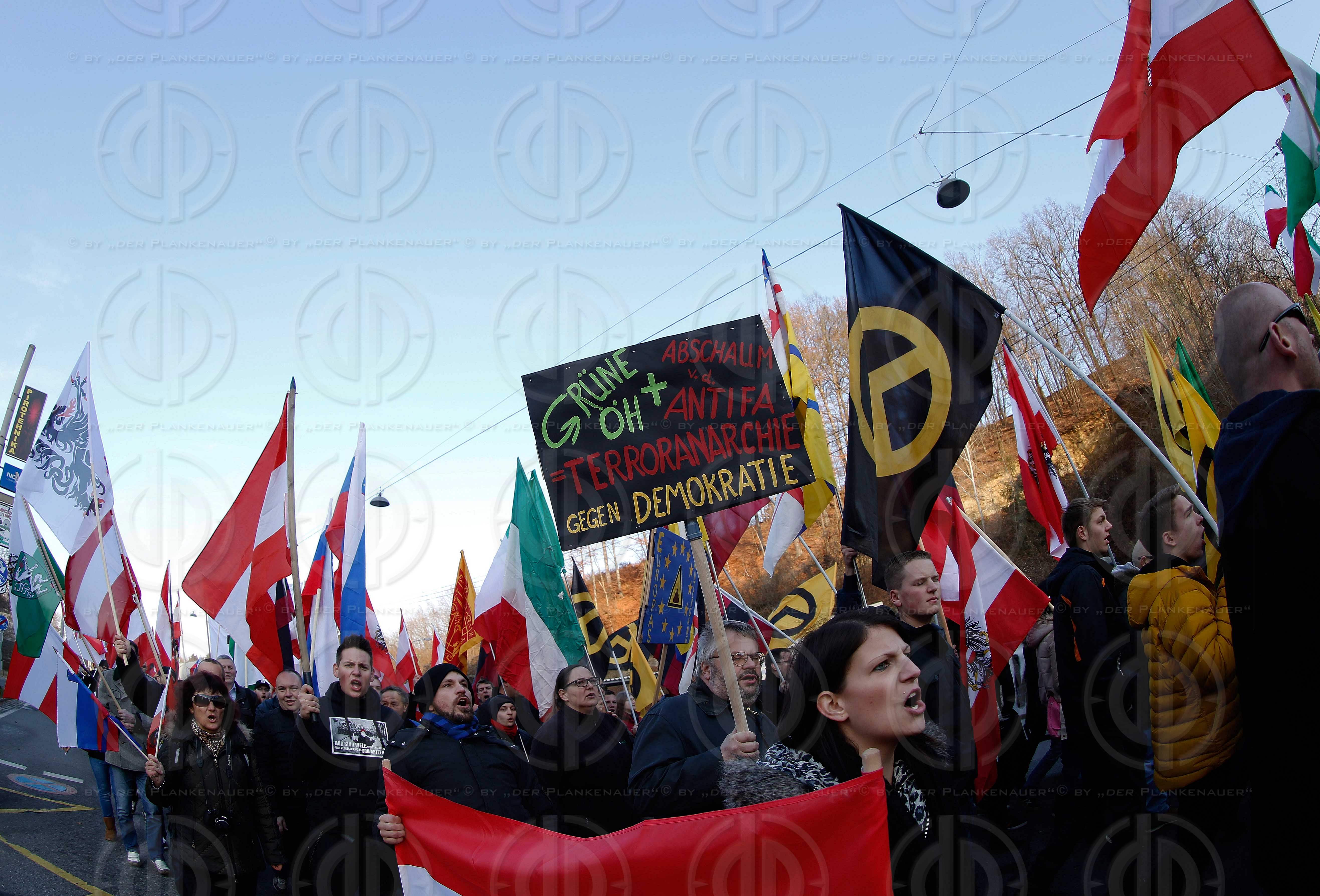 Identitaere Demo in Spielfeld