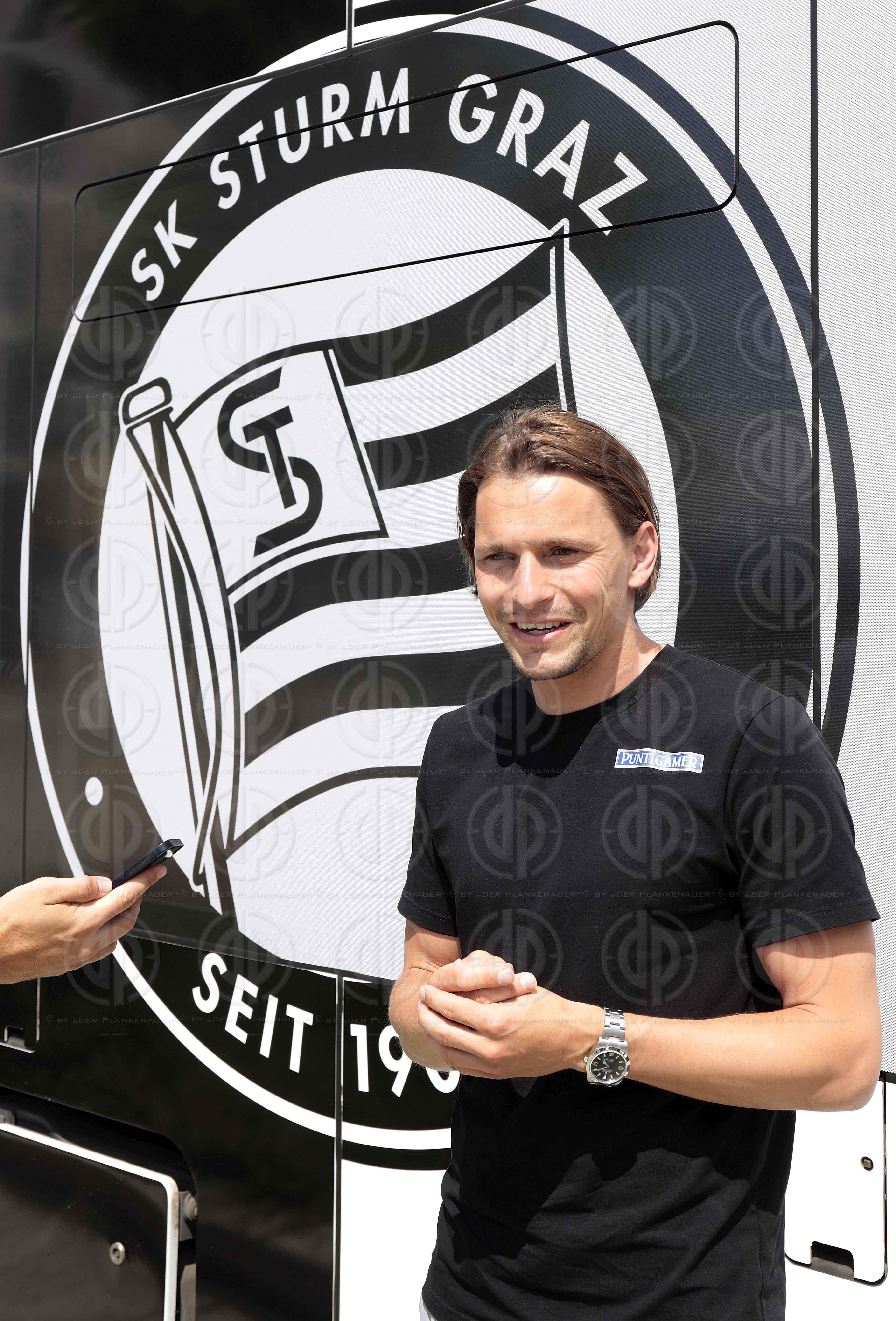 Strassenbahn in Sturm-Schwoaz-Weiss am 01.06.2022