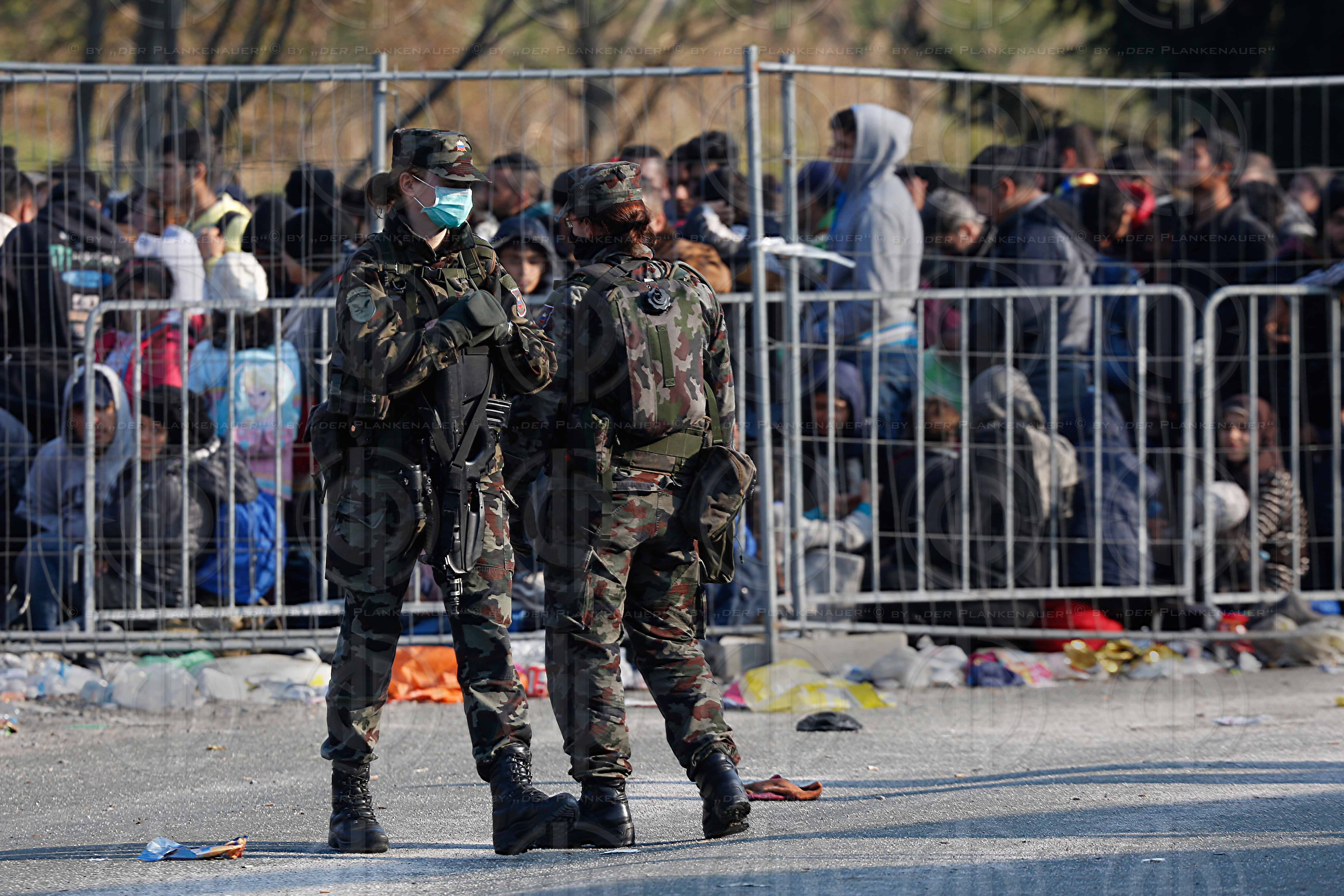 Fluechlingsabfertigung an der Grenze in Strass-Spielfeld