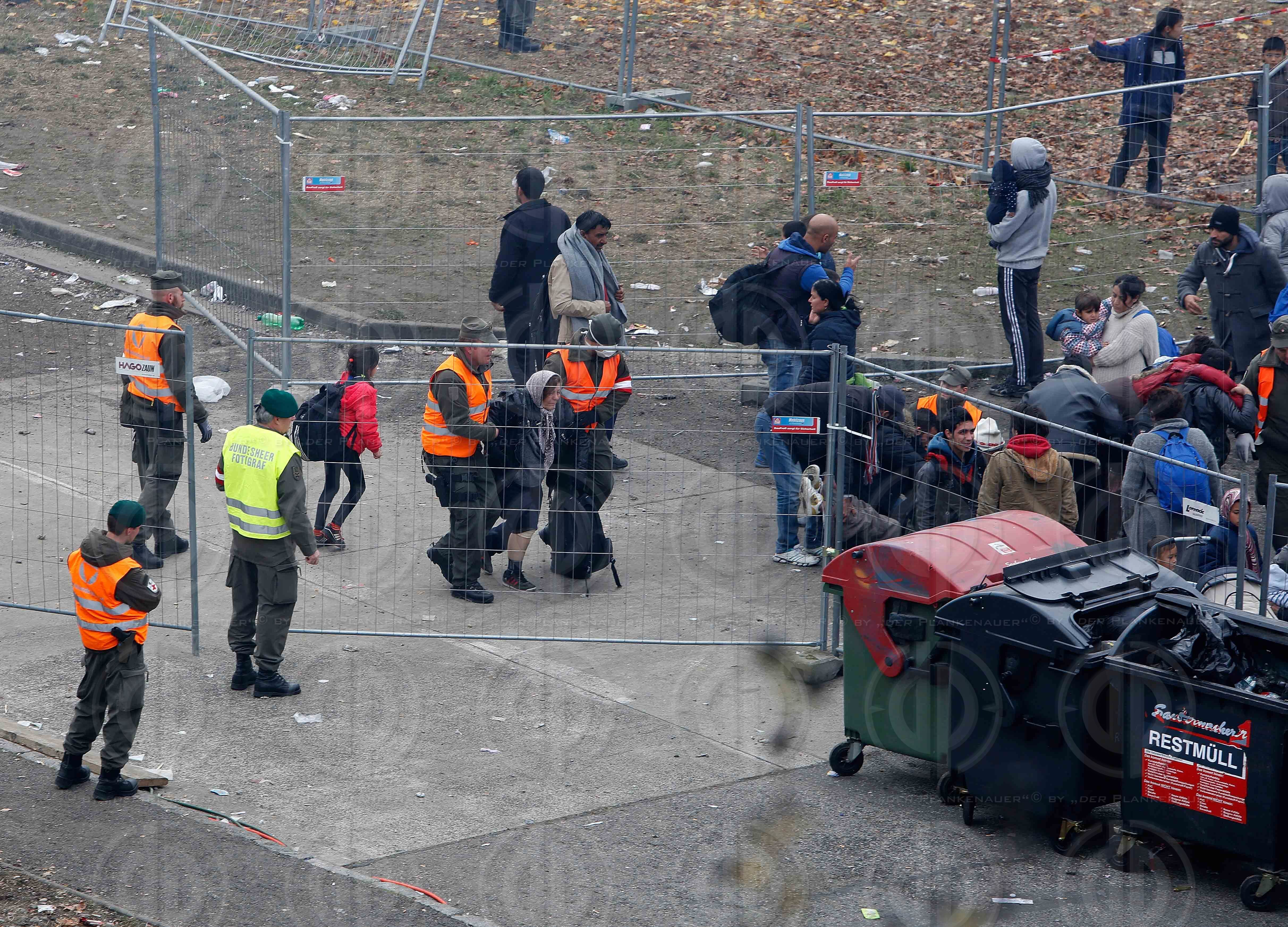 Fluechlingstragoedie an der Grenze in Strass-Spielfeld