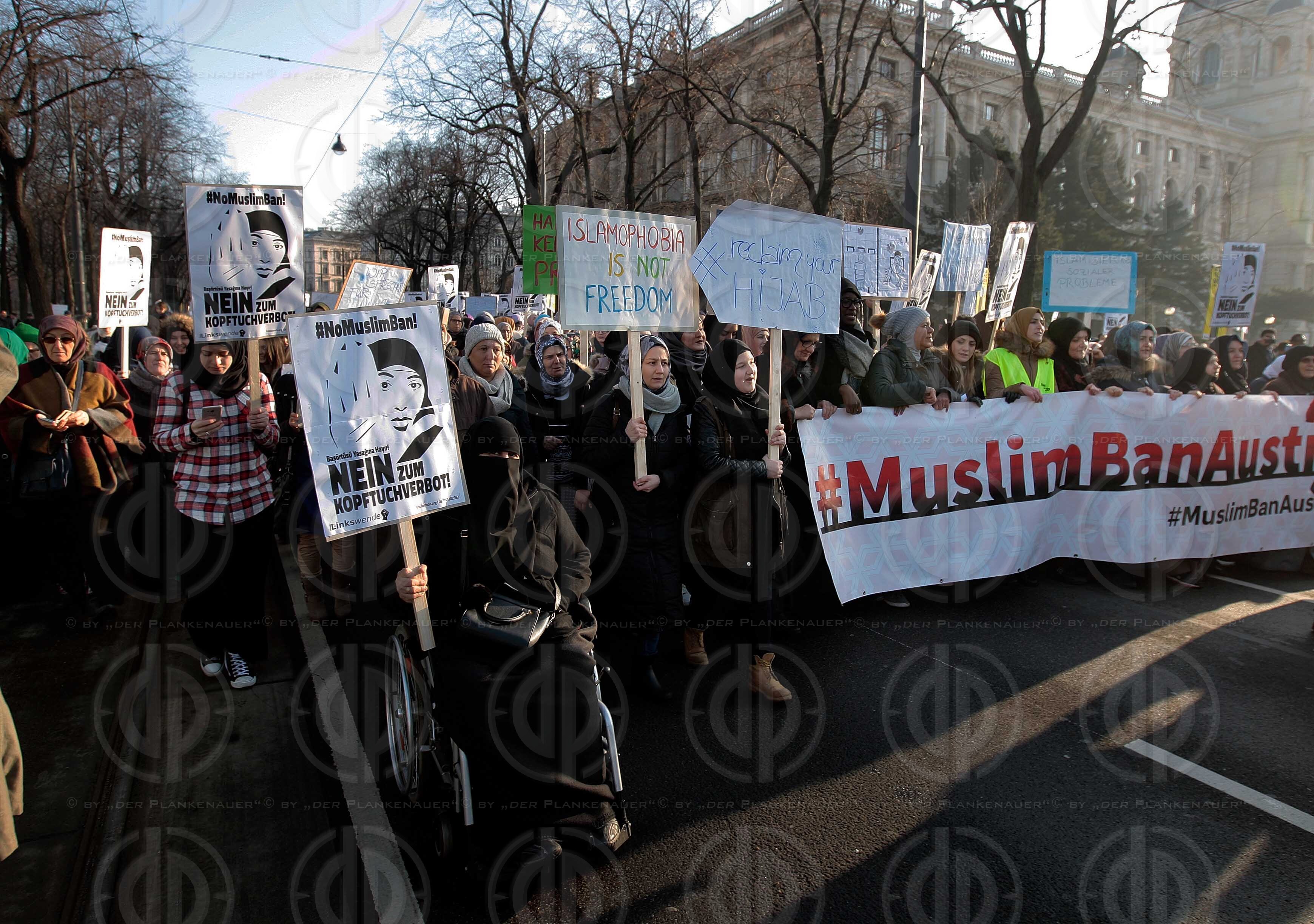 Demo gegen Kopftuchverbot