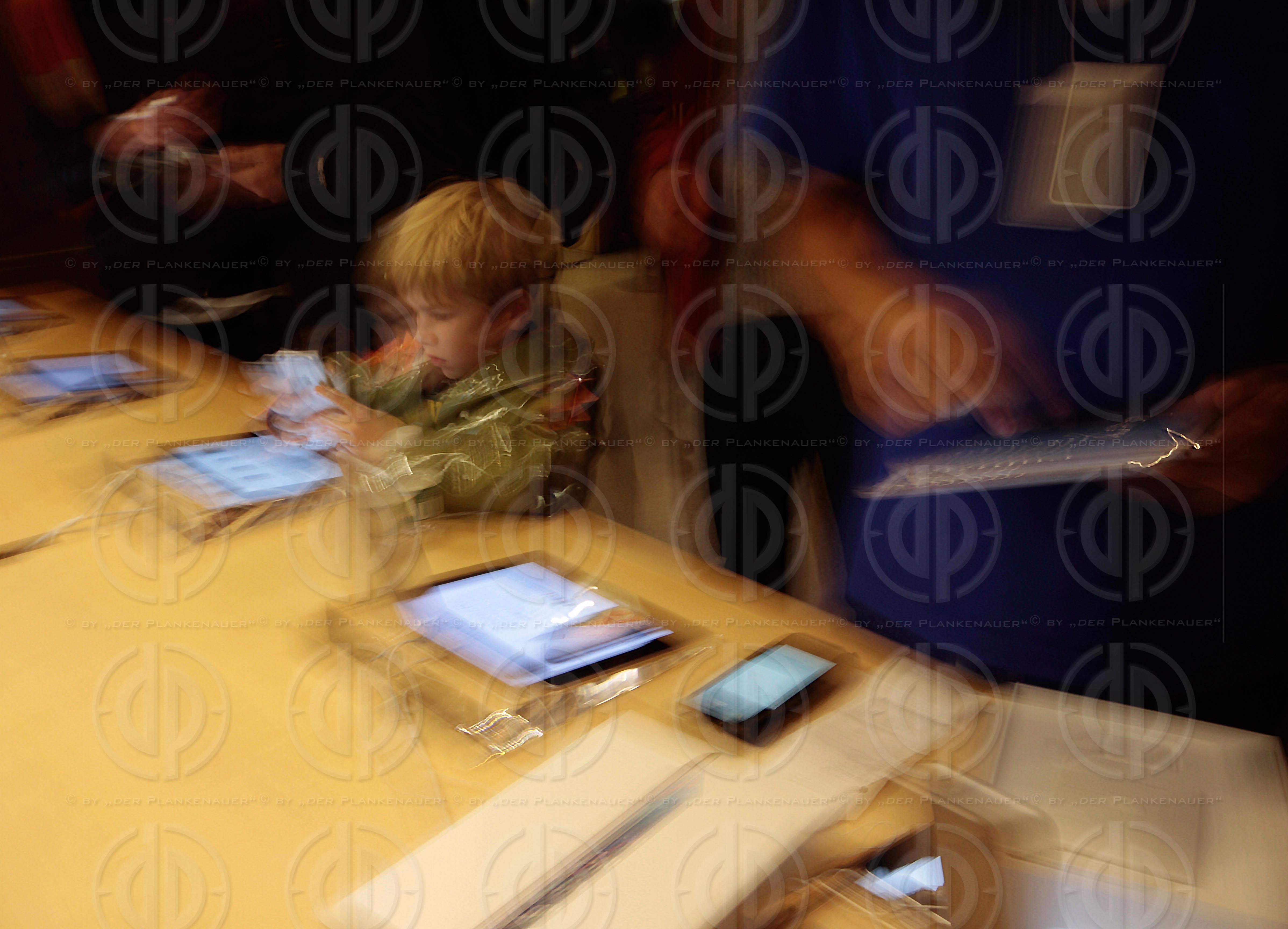 Kinder am Tablet Computer