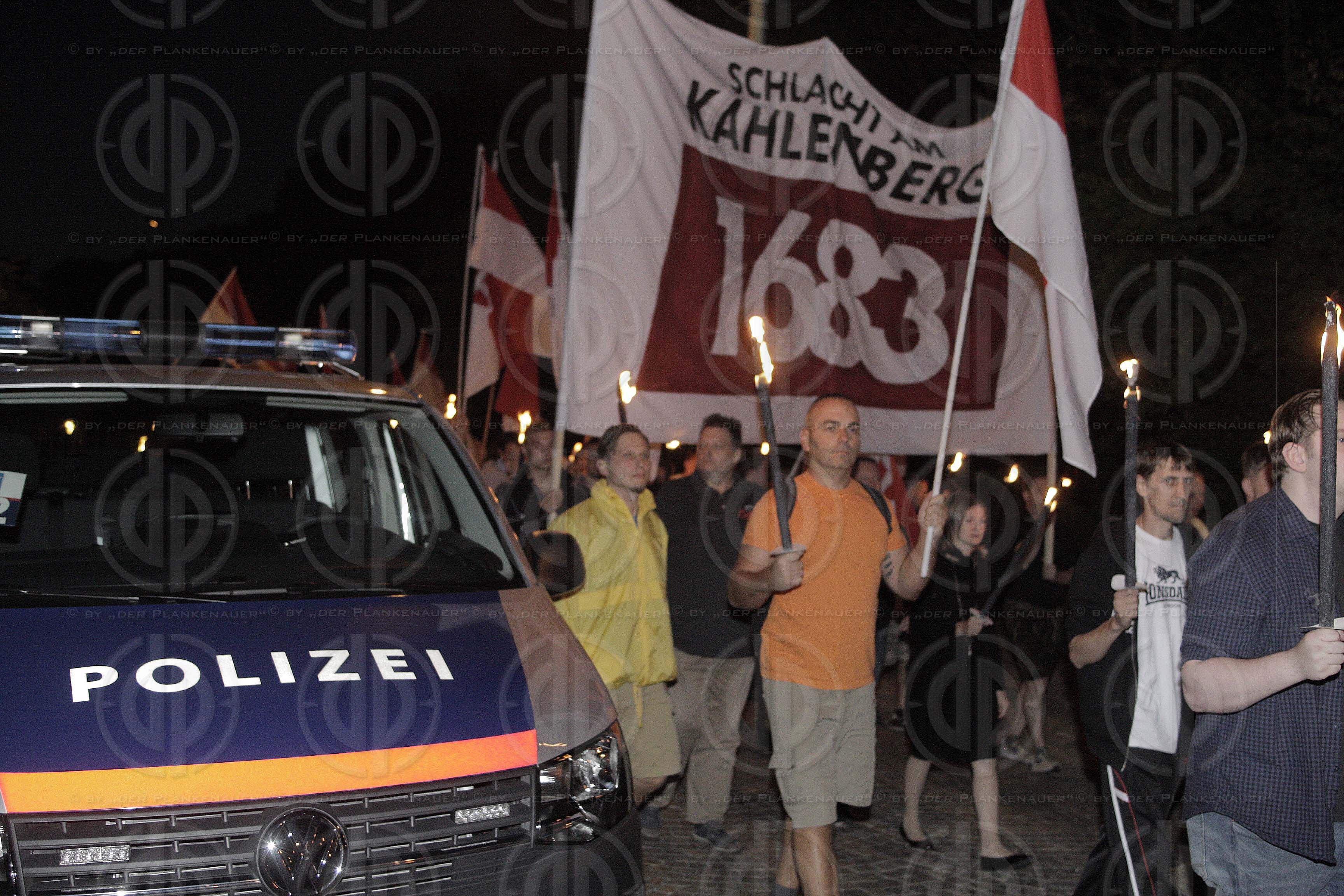 Fackelmarsch der Identitaeren mit Antifa-Gegendemo