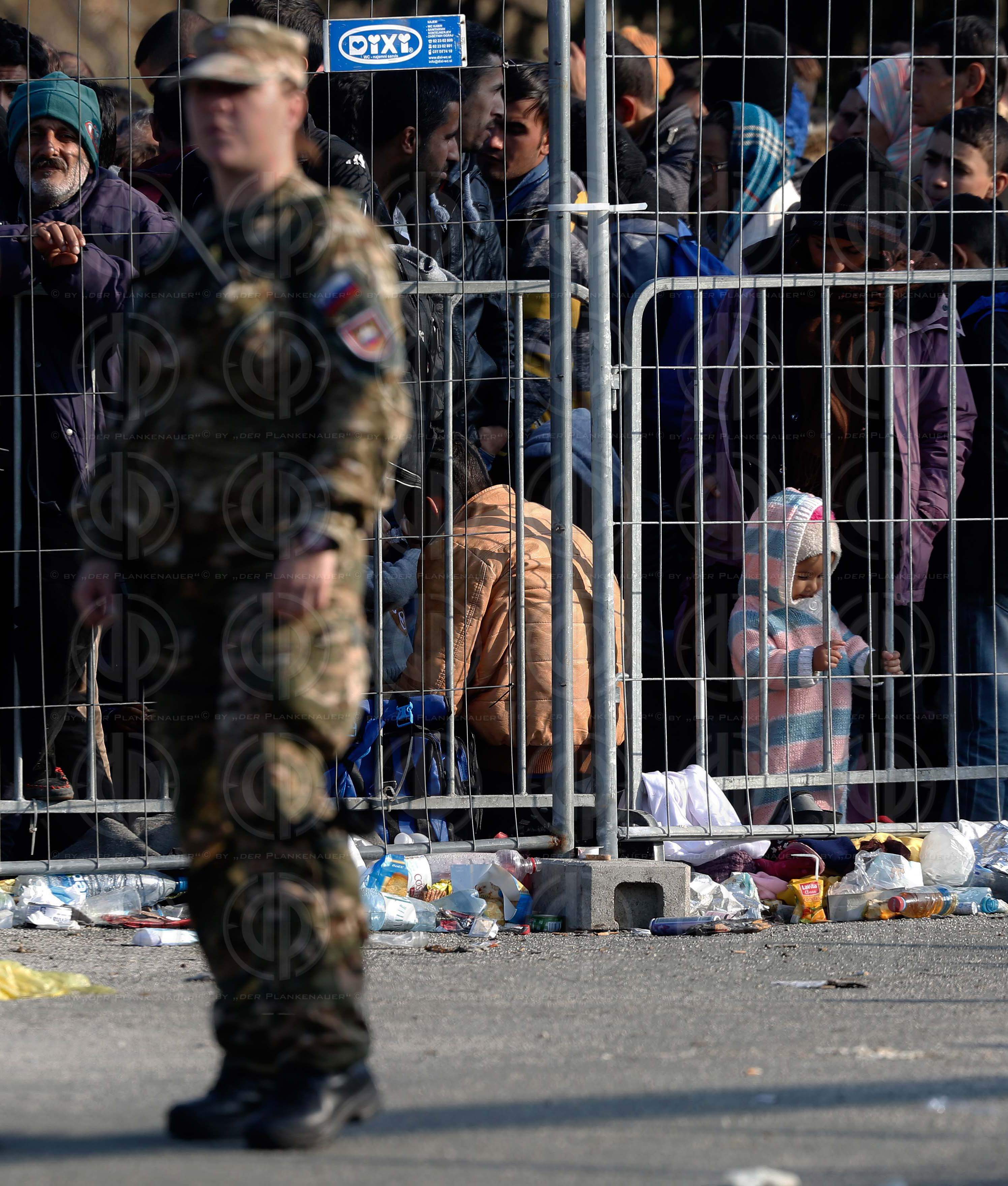 Fluechlingsabfertigung an der Grenze in Strass-Spielfeld