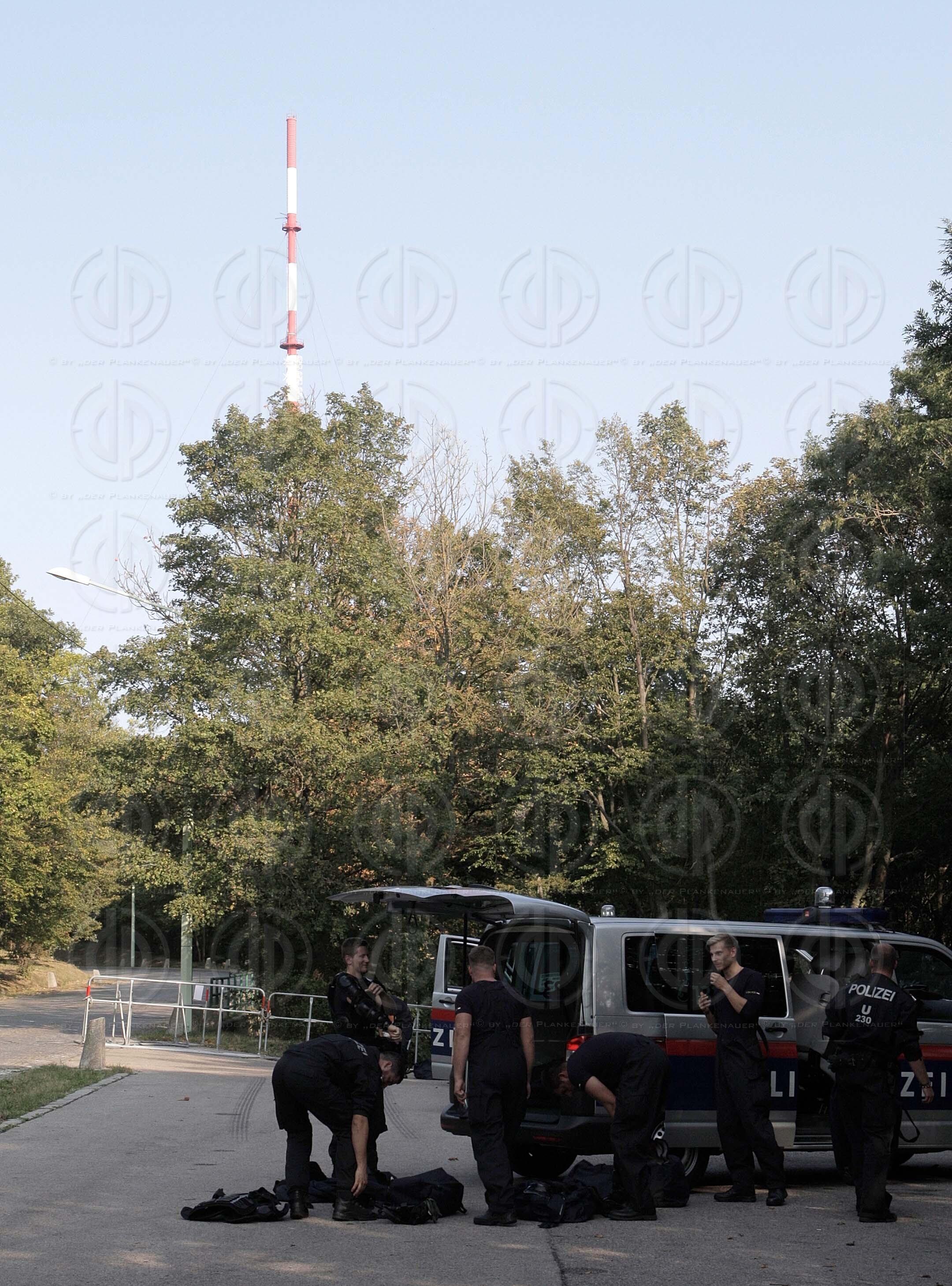 Fackelmarsch der Identitaeren mit Antifa-Gegendemo