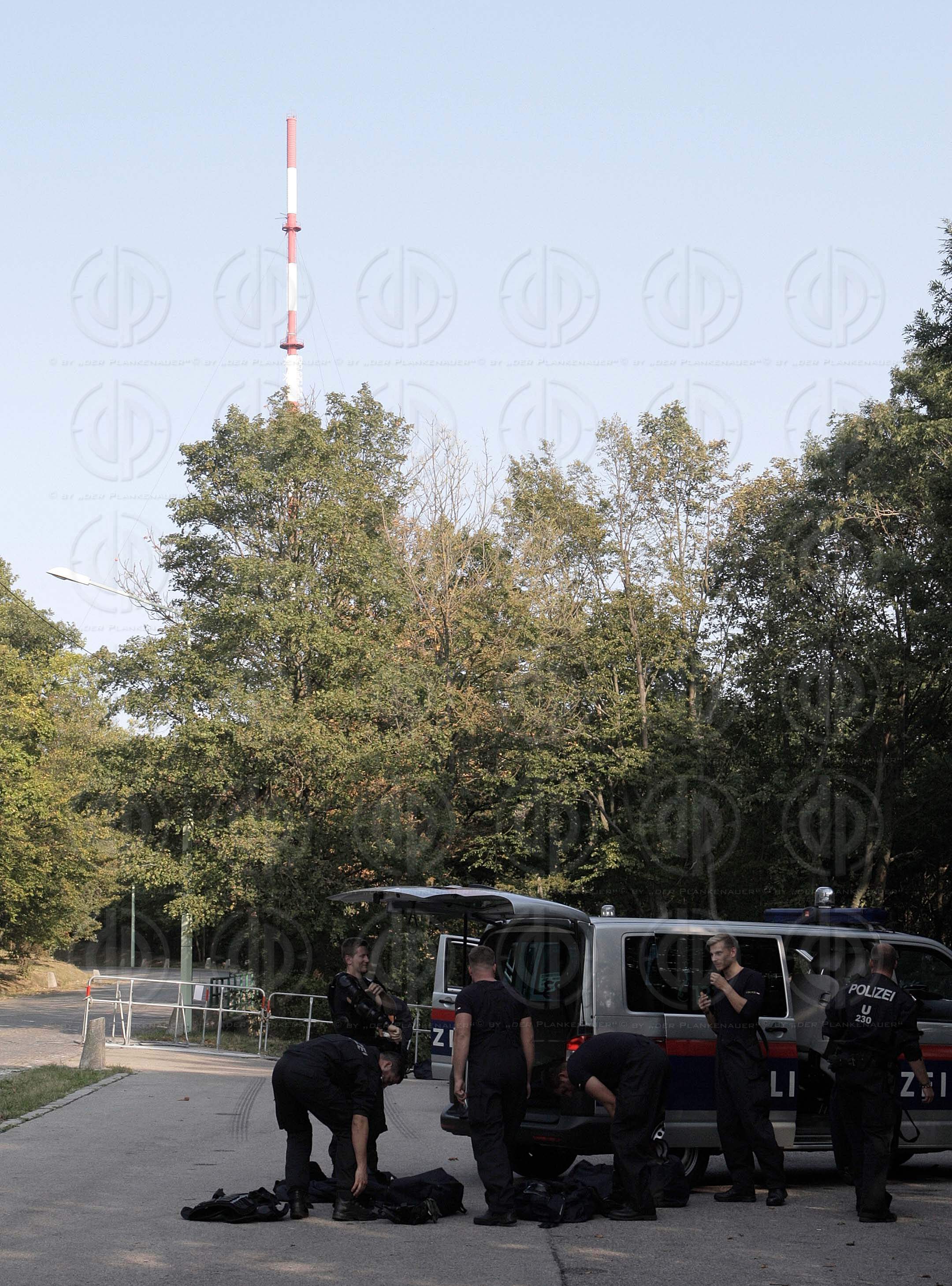 Fackelmarsch der Identitaeren mit Antifa-Gegendemo