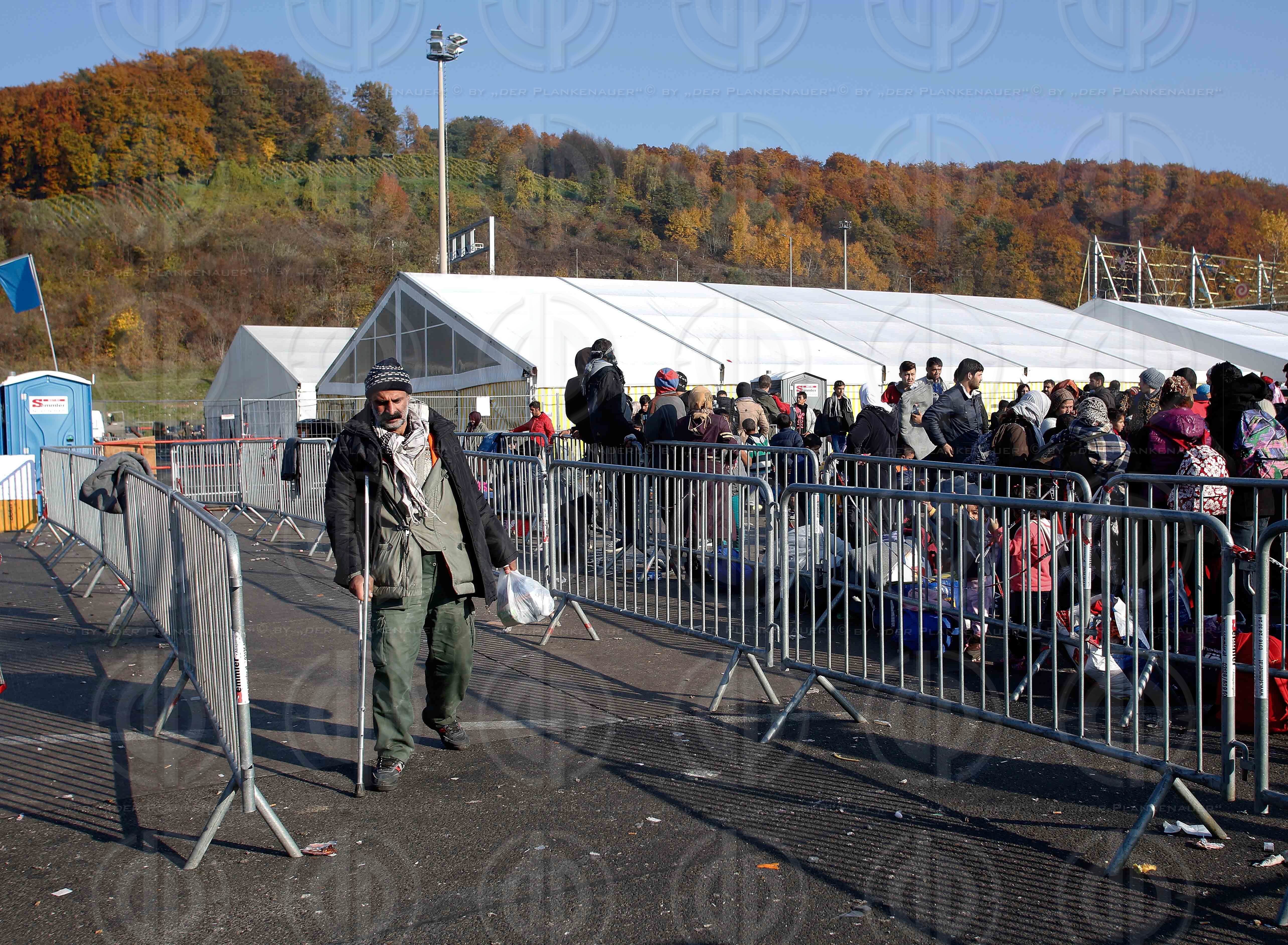 Fluechlingsabfertigung an der Grenze in Strass-Spielfeld