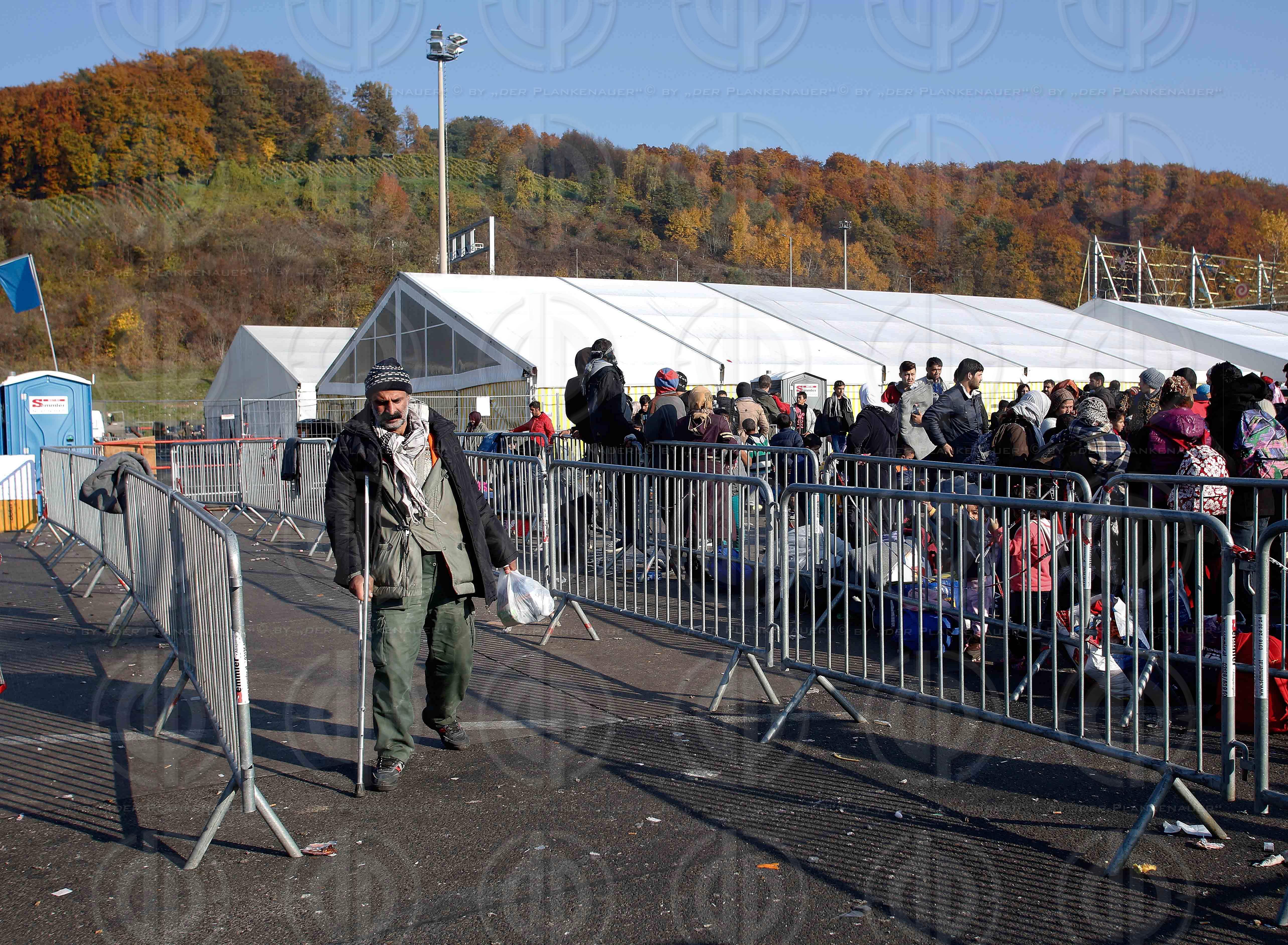 Fluechlingsabfertigung an der Grenze in Strass-Spielfeld
