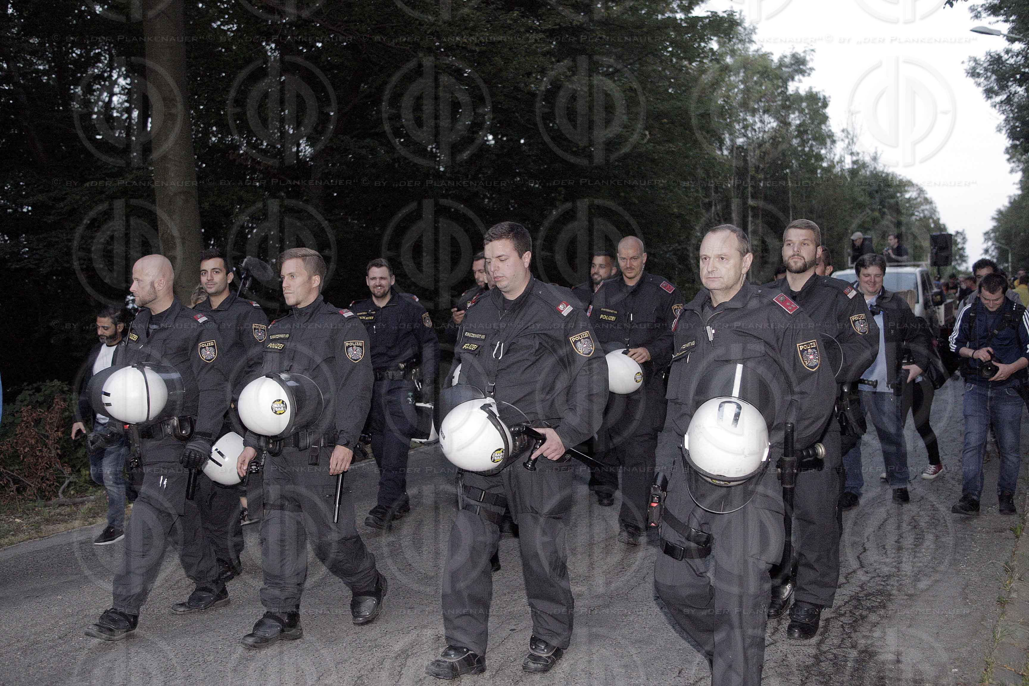 Fackelmarsch der Identitaeren mit Antifa-Gegendemo