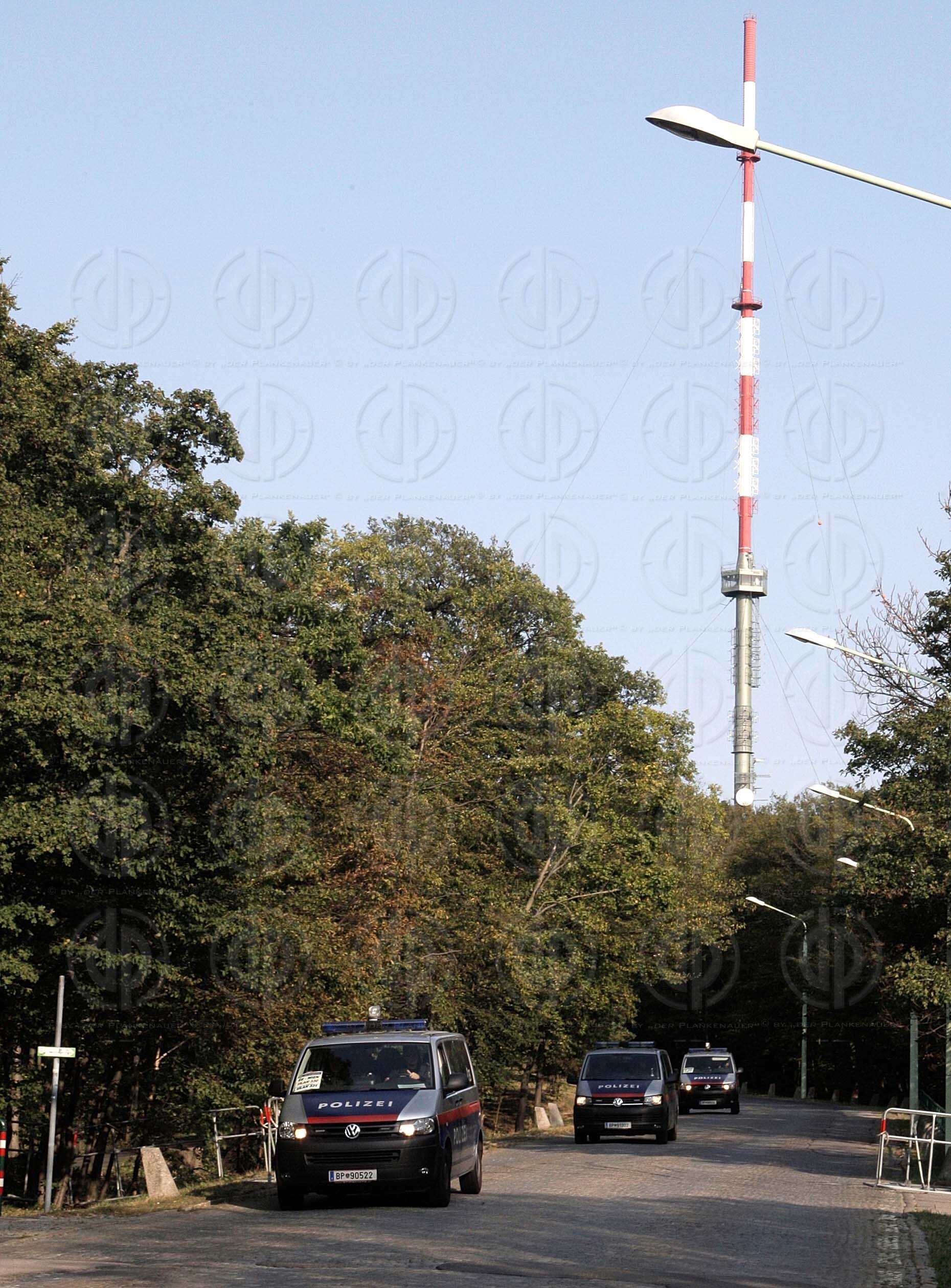 Fackelmarsch der Identitaeren mit Antifa-Gegendemo
