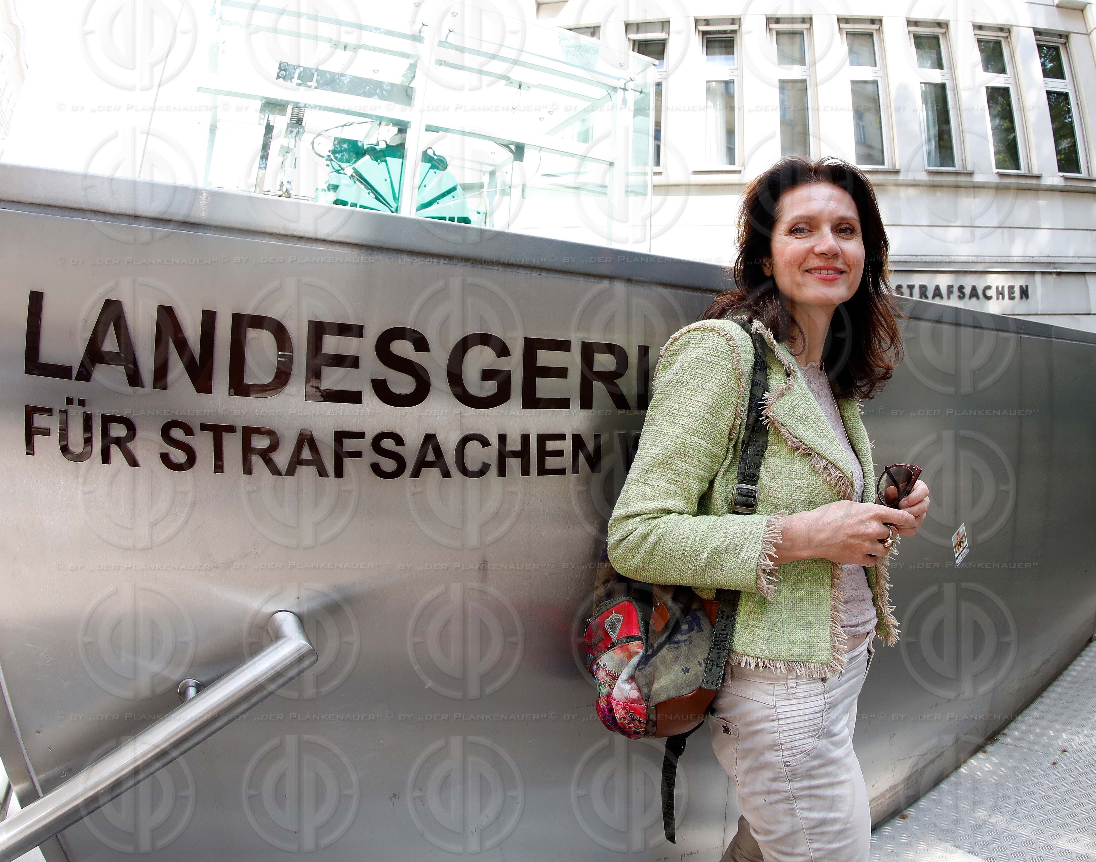 RA Mag. Dr. Astrid WAGNER