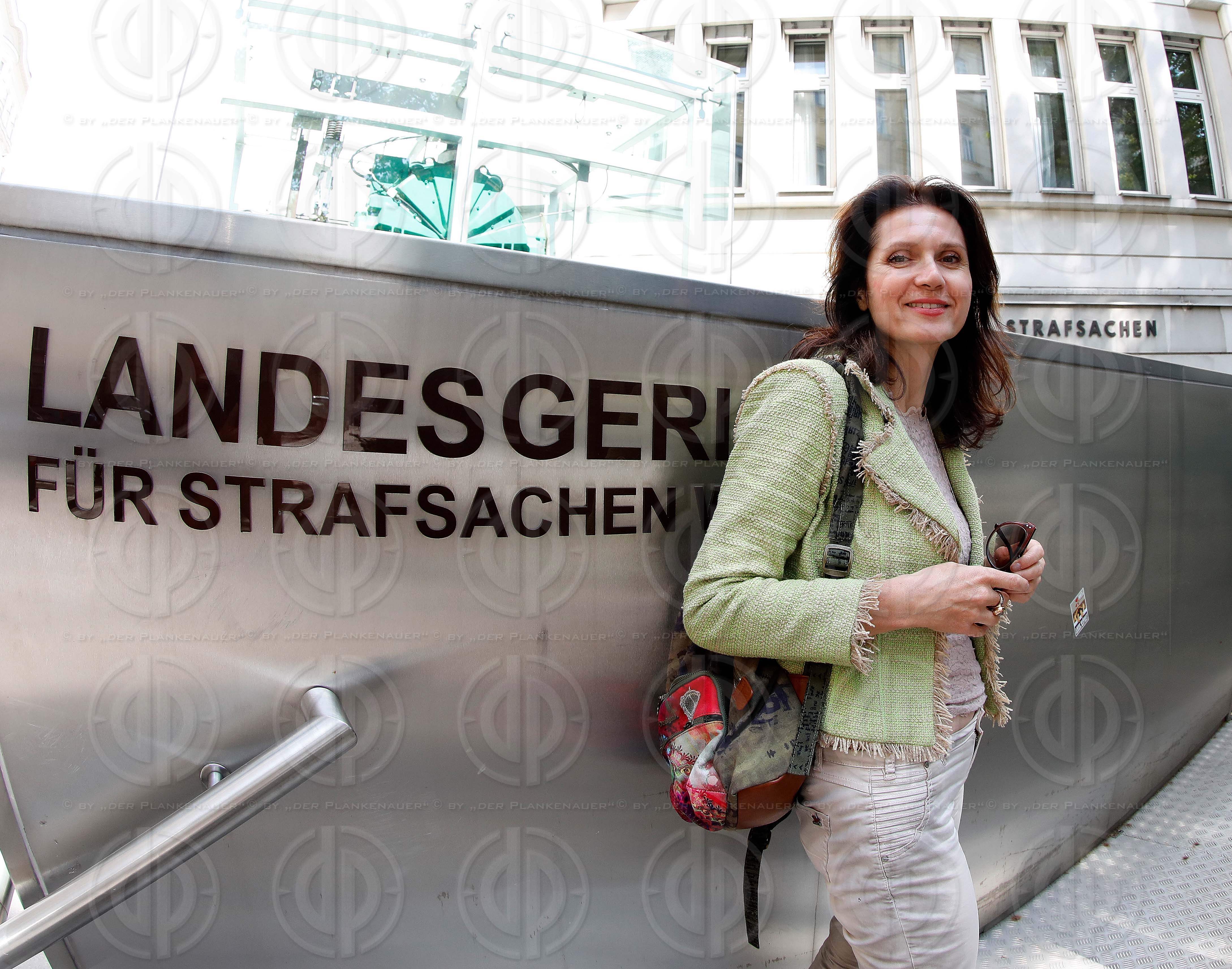 RA Mag. Dr. Astrid WAGNER