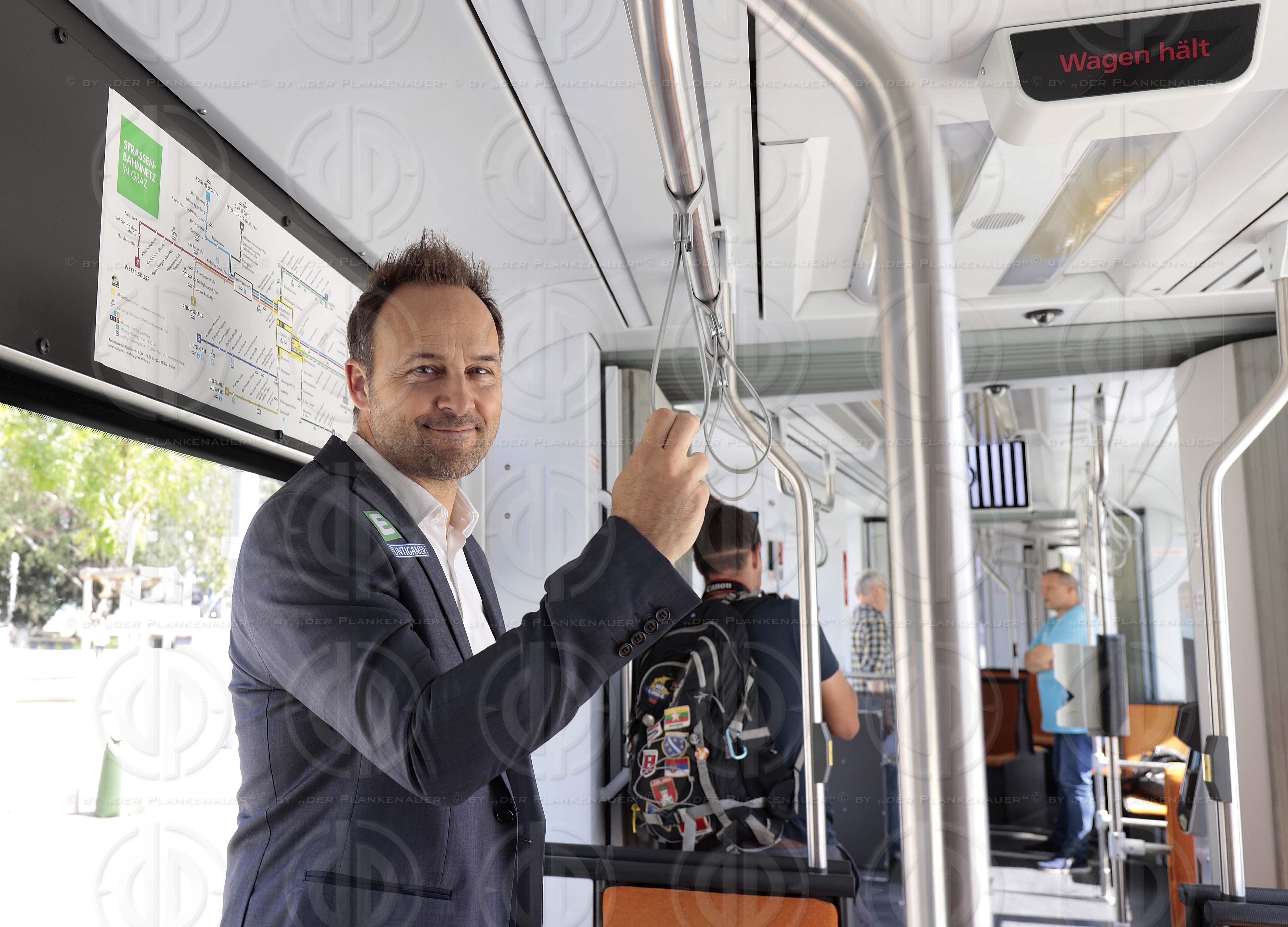 Strassenbahn in Sturm-Schwoaz-Weiss am 01.06.2022