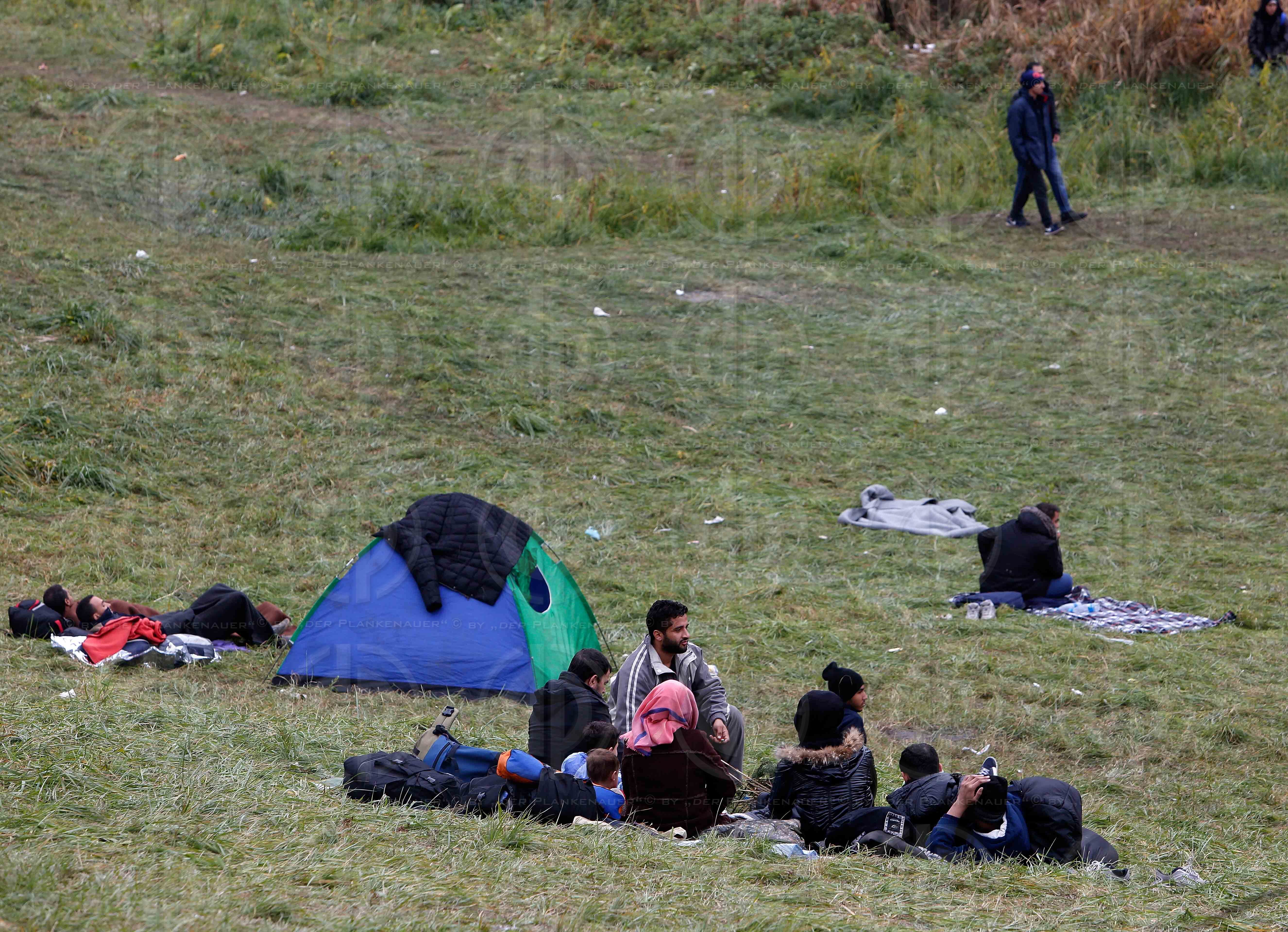 Fluechlingstragoedie an der Grenze in Strass-Spielfeld