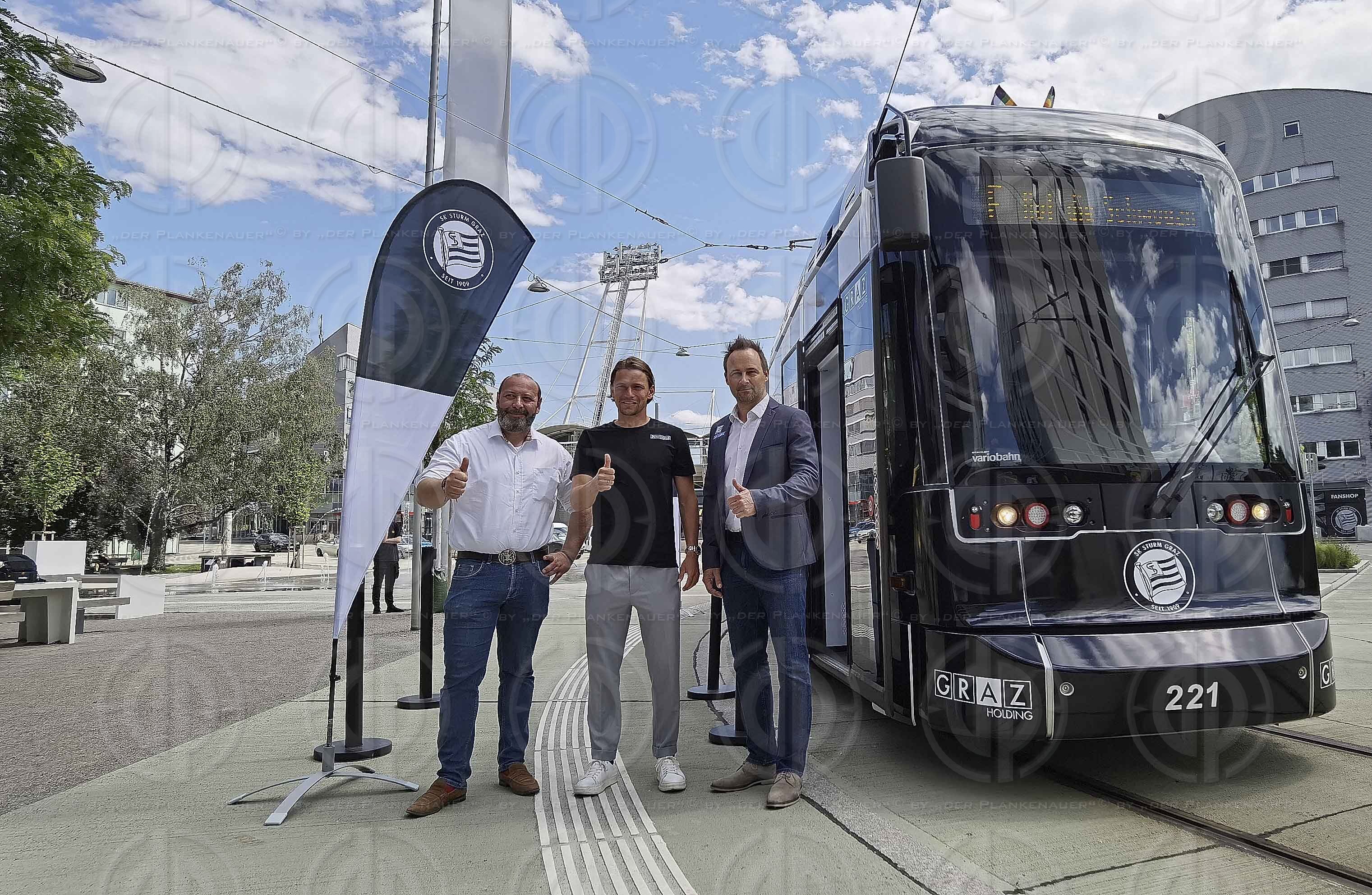 Strassenbahn in Sturm-Schwoaz-Weiss am 01.06.2022