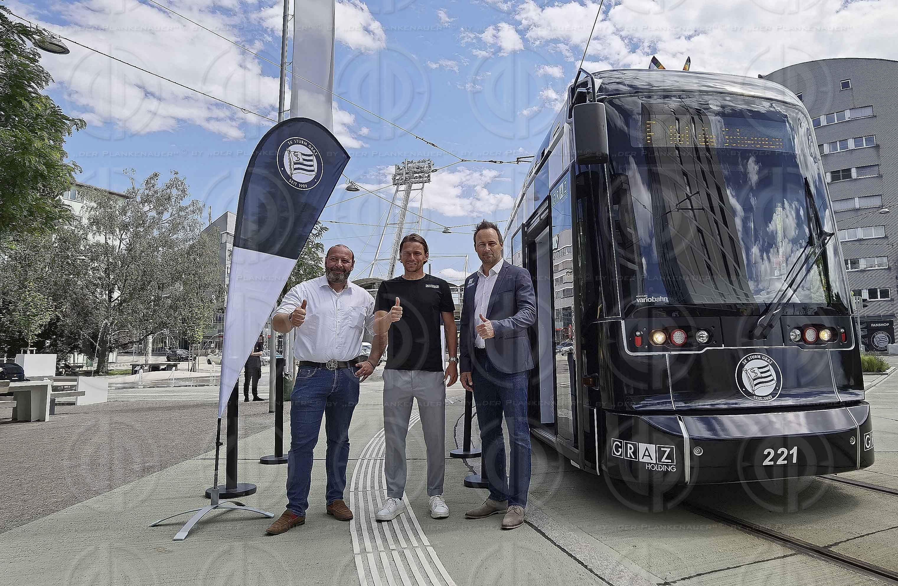 Strassenbahn in Sturm-Schwoaz-Weiss am 01.06.2022