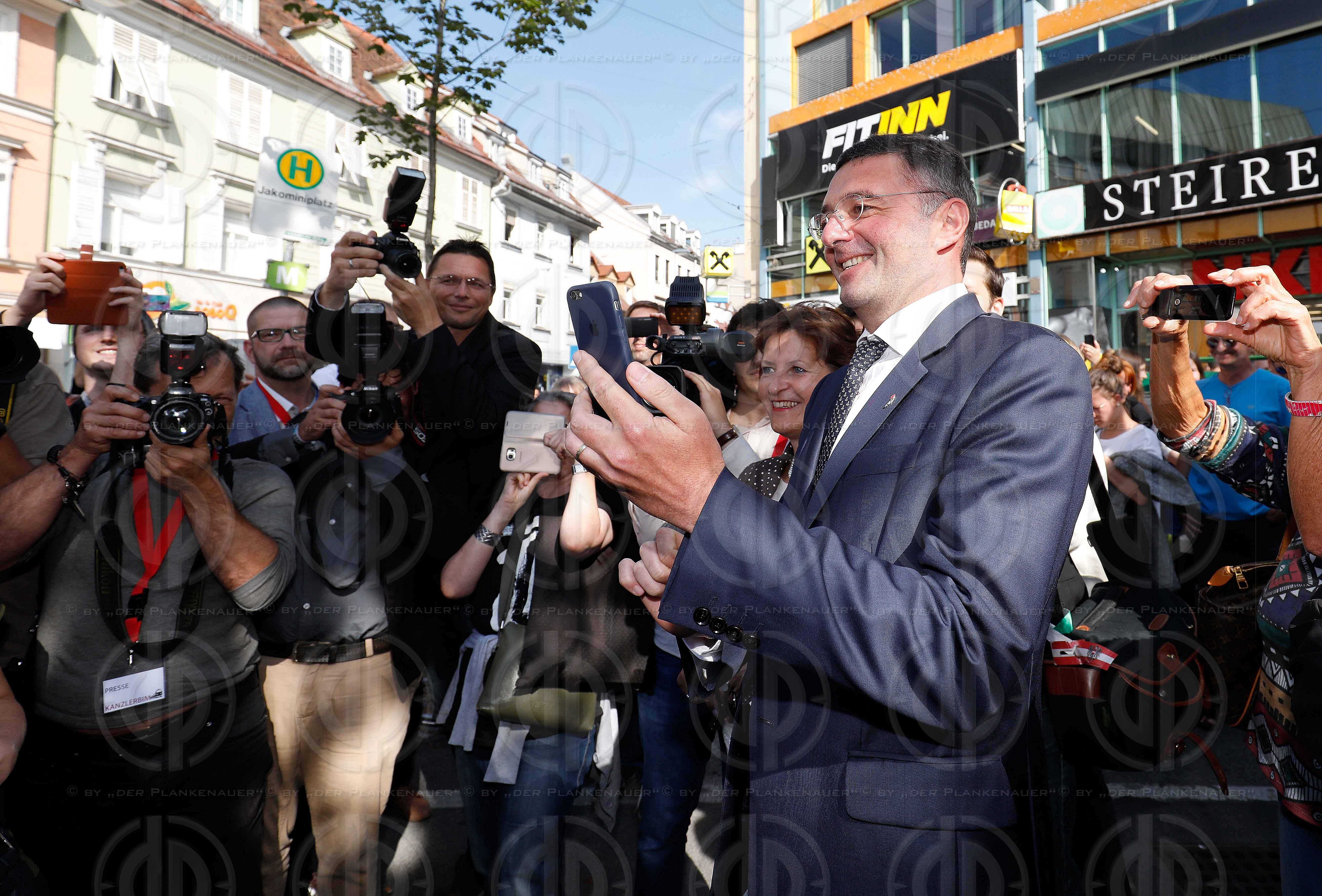 BK Kern faehrt mit Grazer Strassenbahn