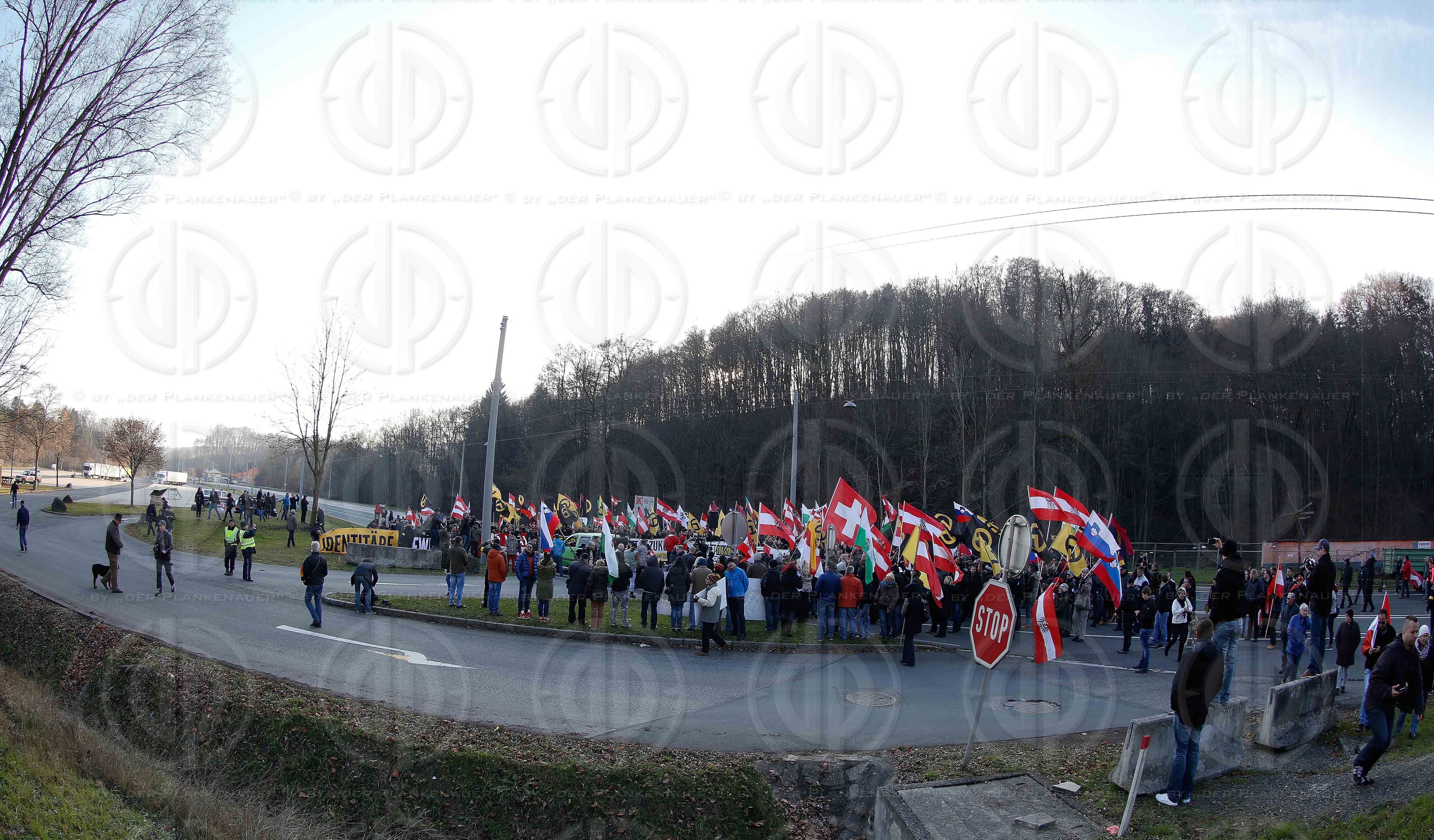 Identitaere Demo in Spielfeld