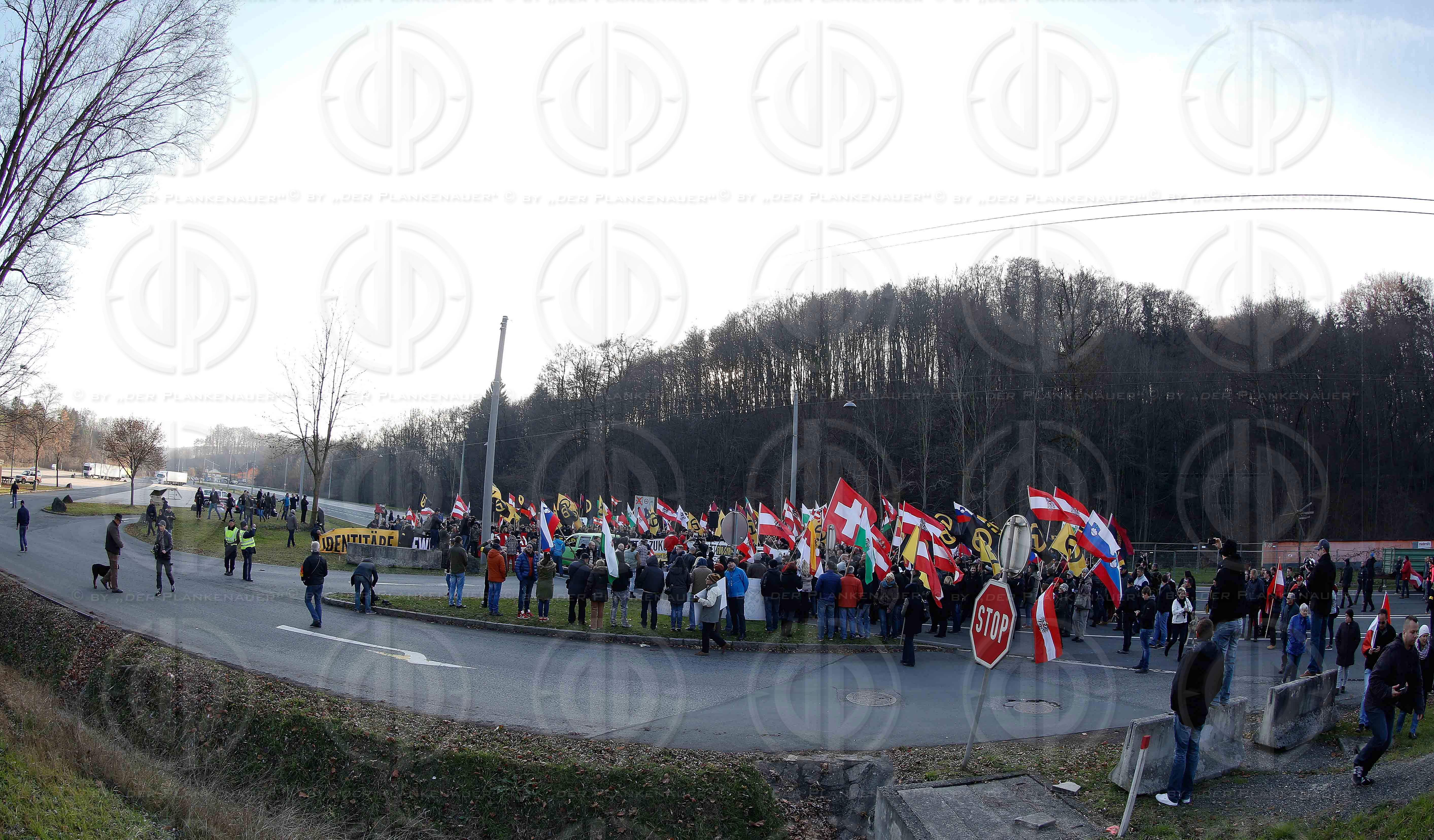 Identitaere Demo in Spielfeld