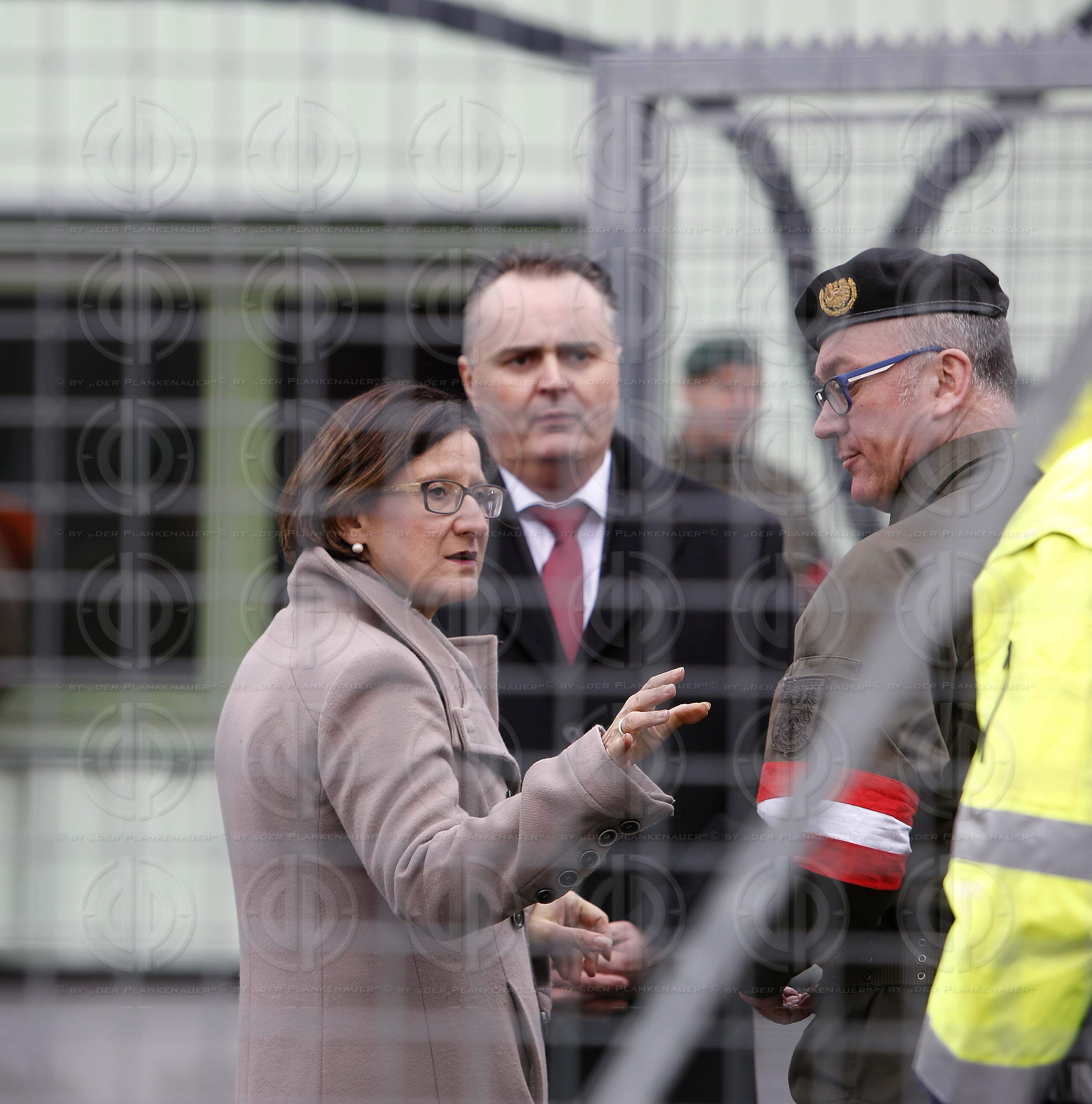 Ministerbesuch in Strass_Spielfeld