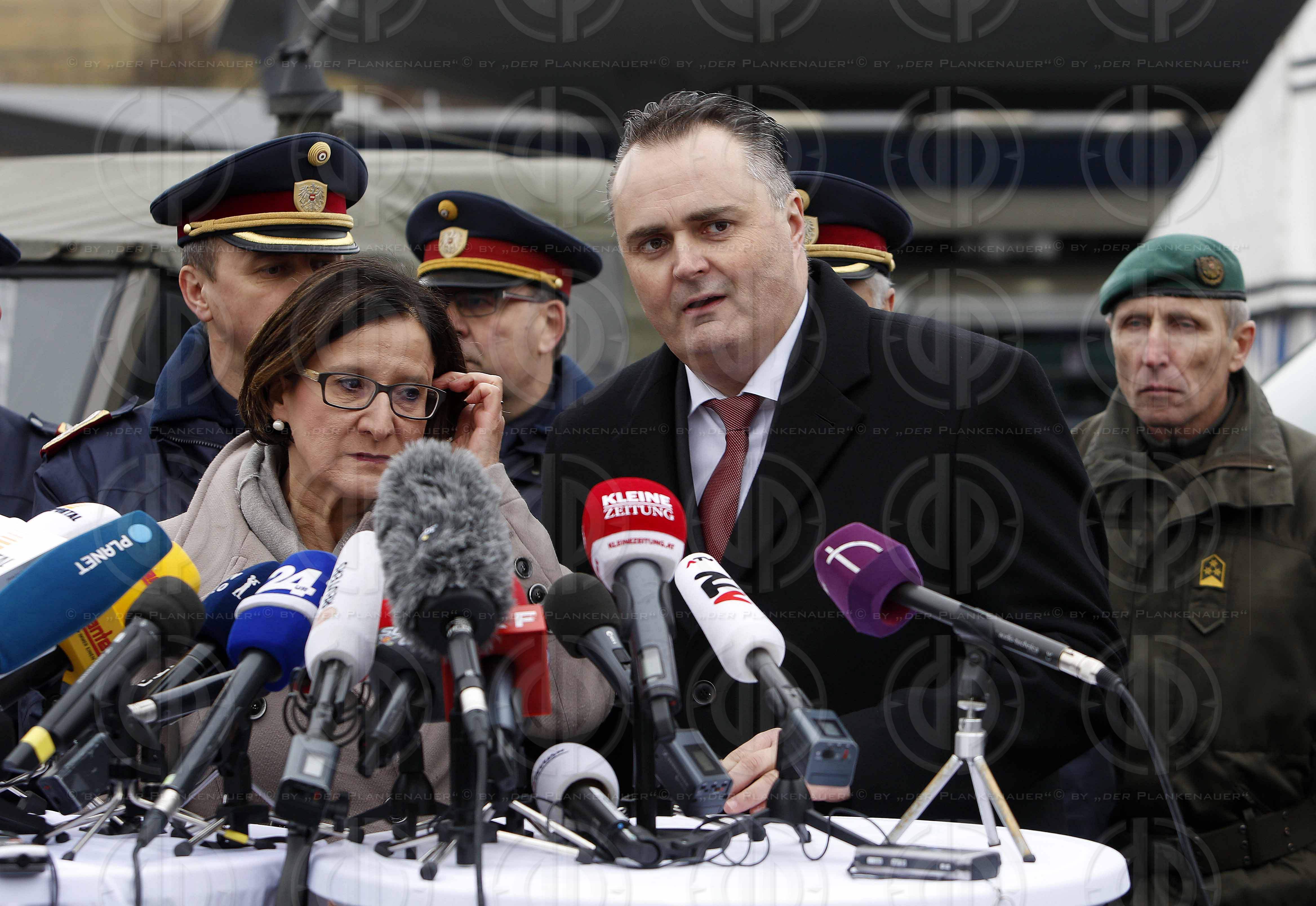 Ministerbesuch in Strass_Spielfeld