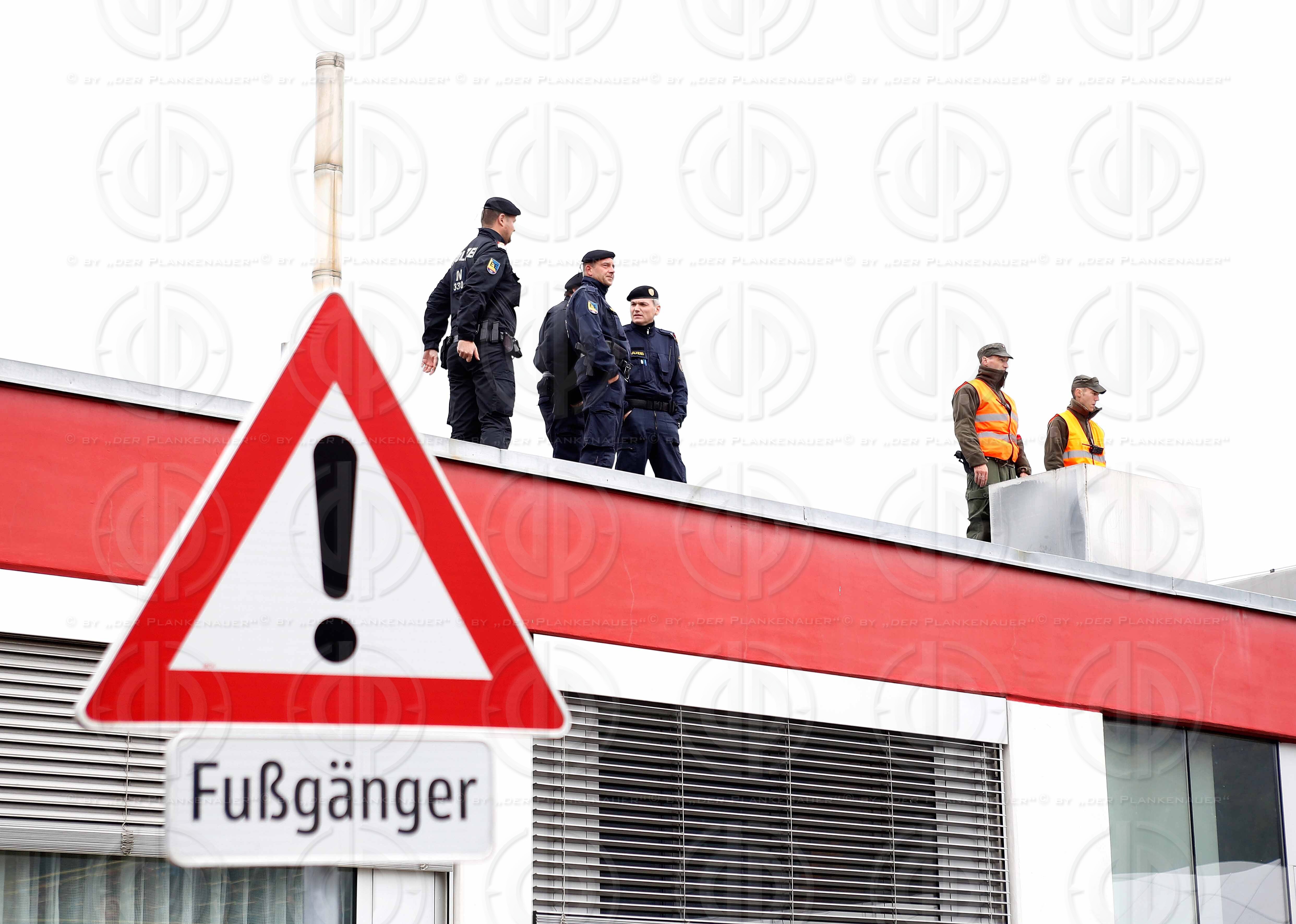 Fluechlingstragoedie an der Grenze in Strass-Spielfeld