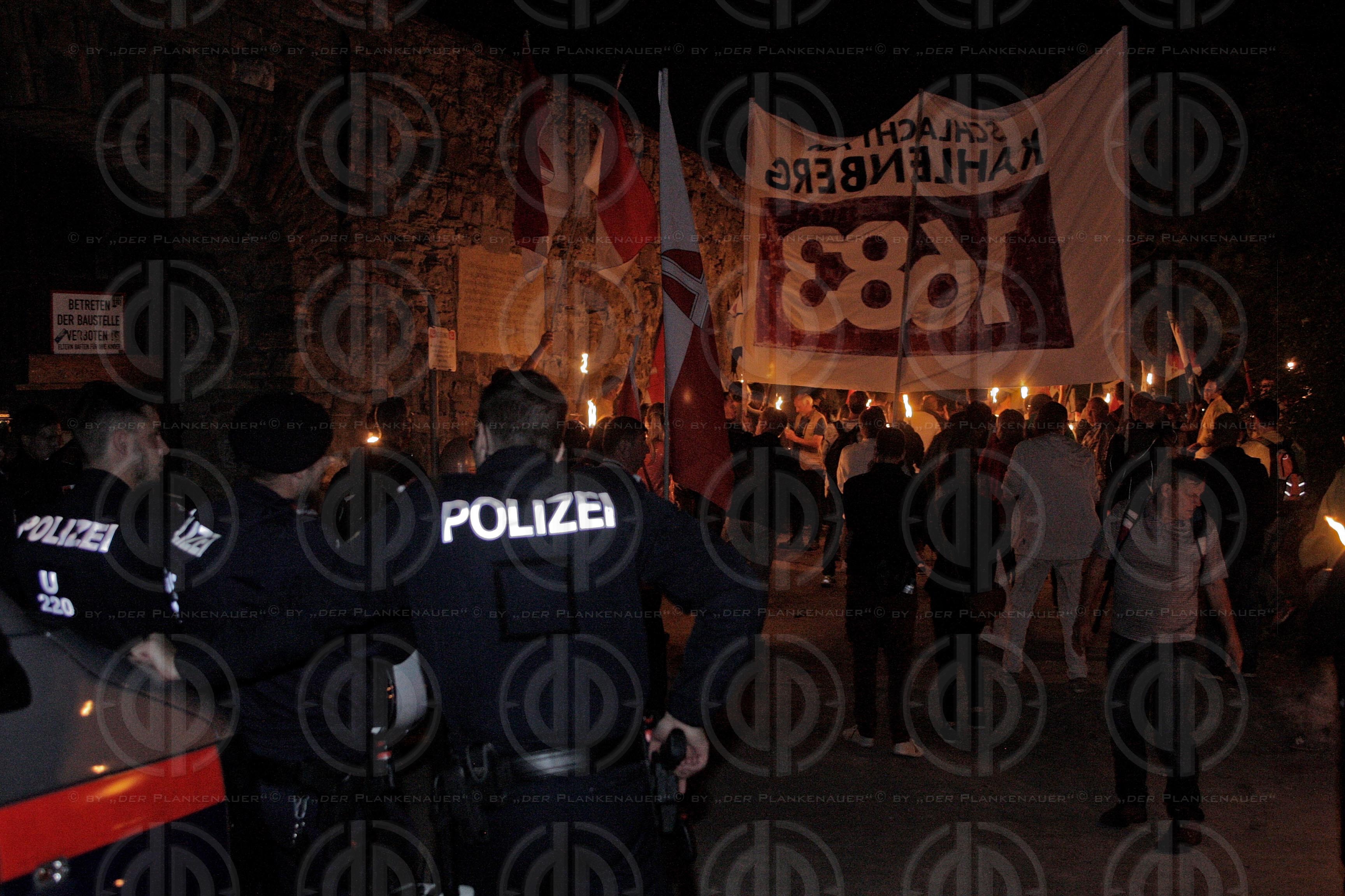Fackelmarsch der Identitaeren mit Antifa-Gegendemo