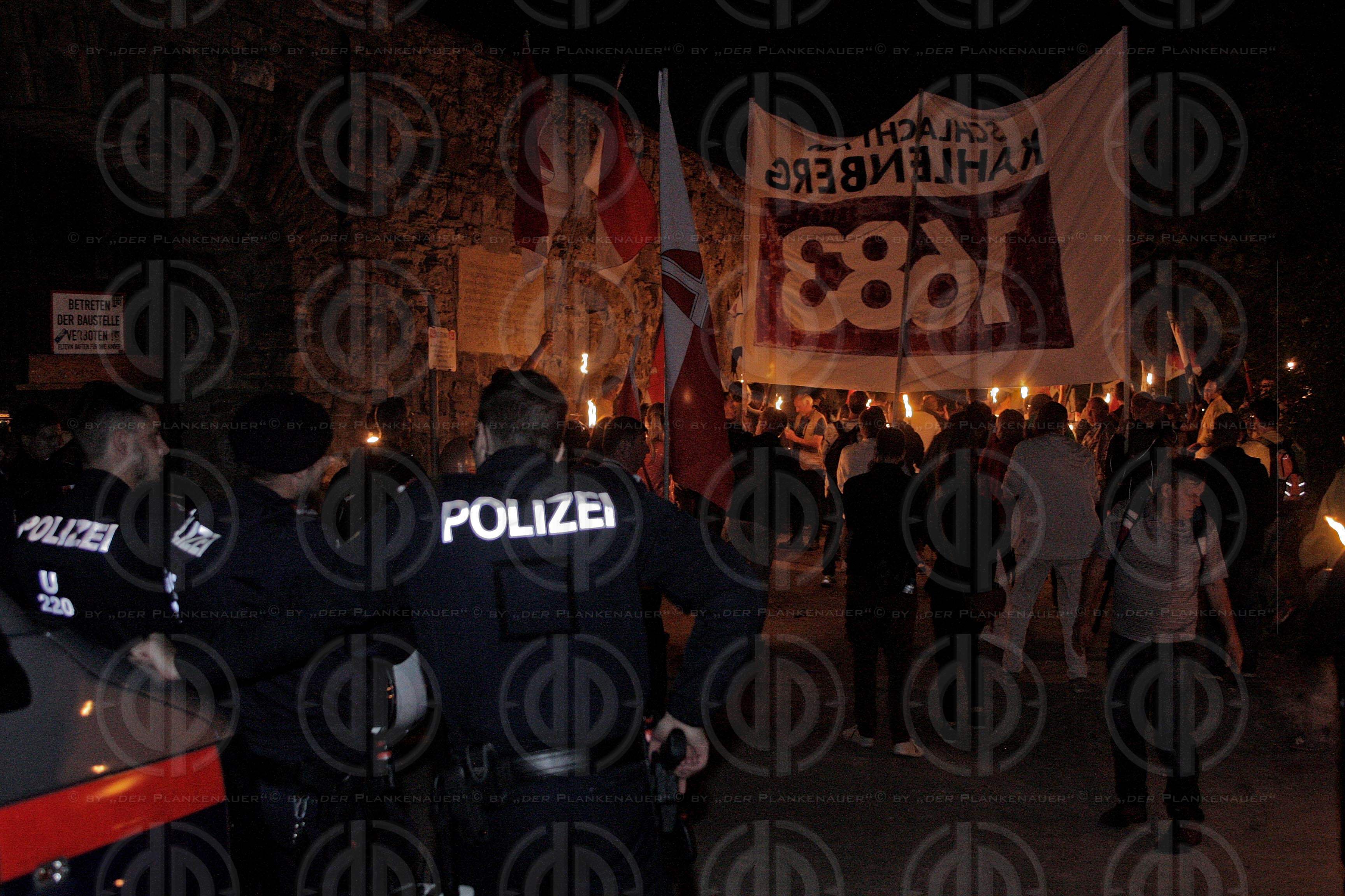 Fackelmarsch der Identitaeren mit Antifa-Gegendemo