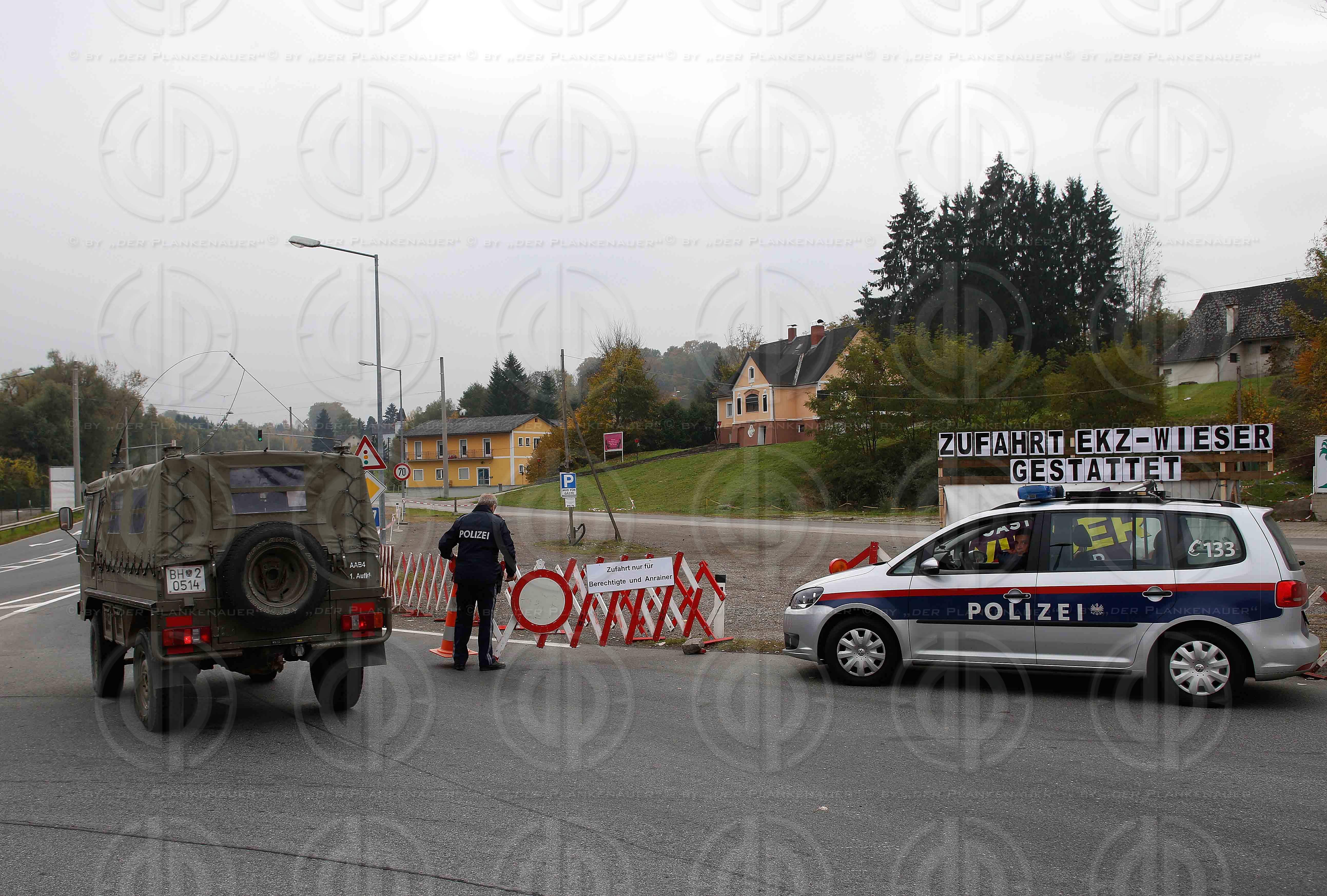 Fluechlingstragoedie an der Grenze in Strass-Spielfeld