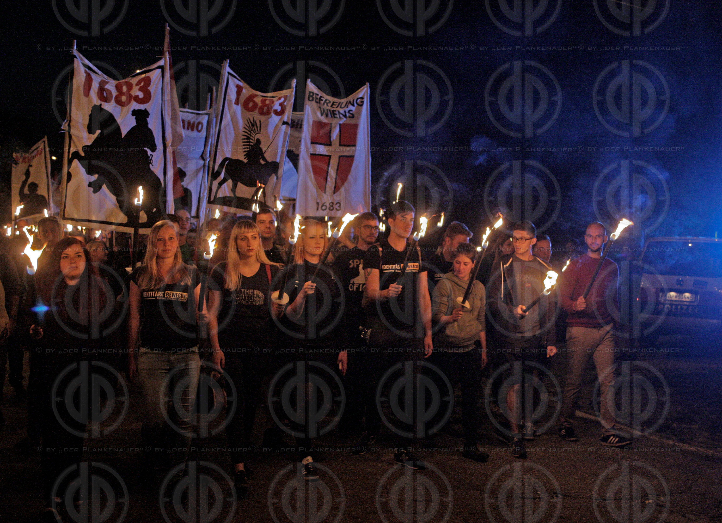 Fackelmarsch der Identitaeren mit Antifa-Gegendemo