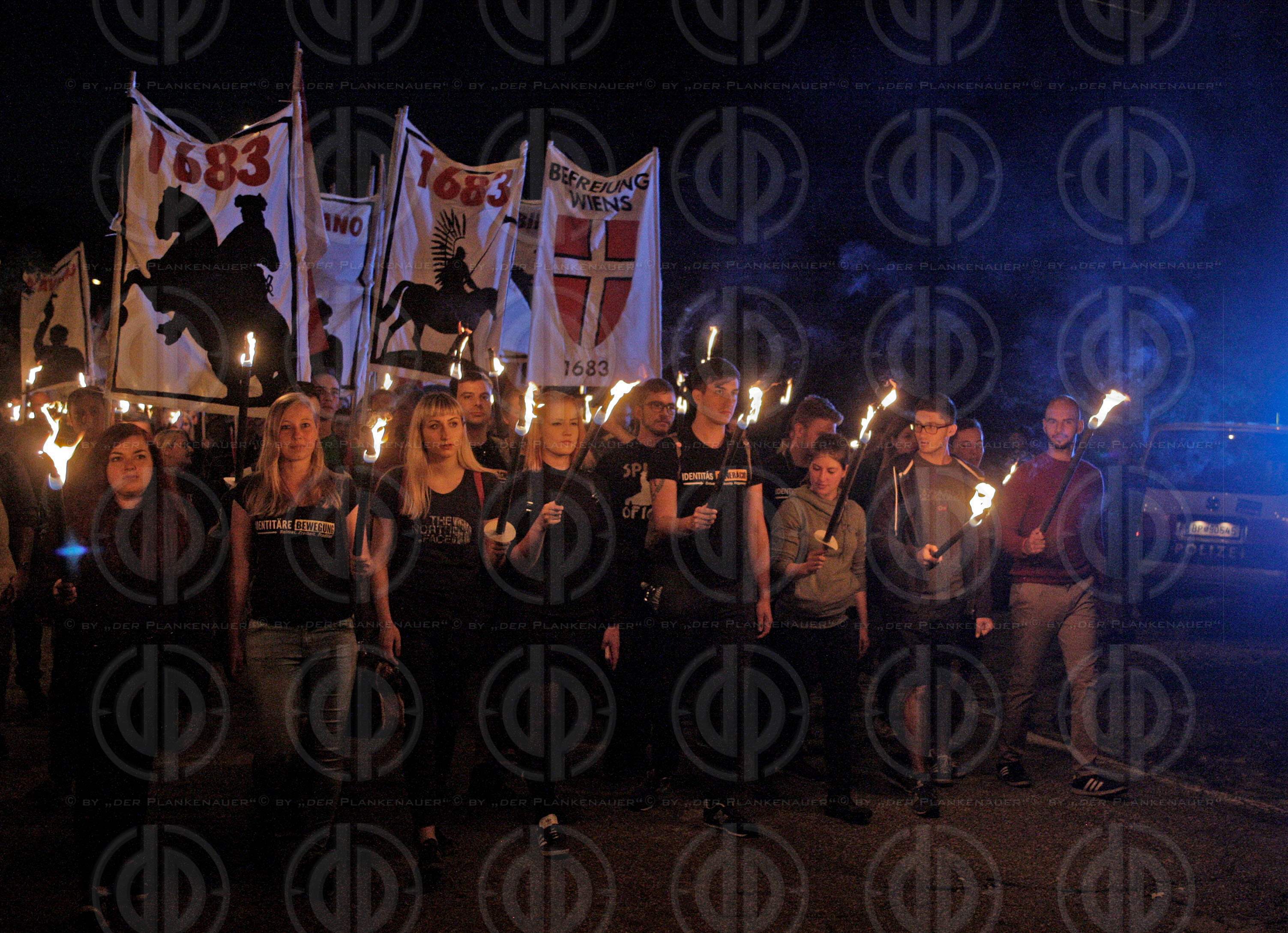 Fackelmarsch der Identitaeren mit Antifa-Gegendemo