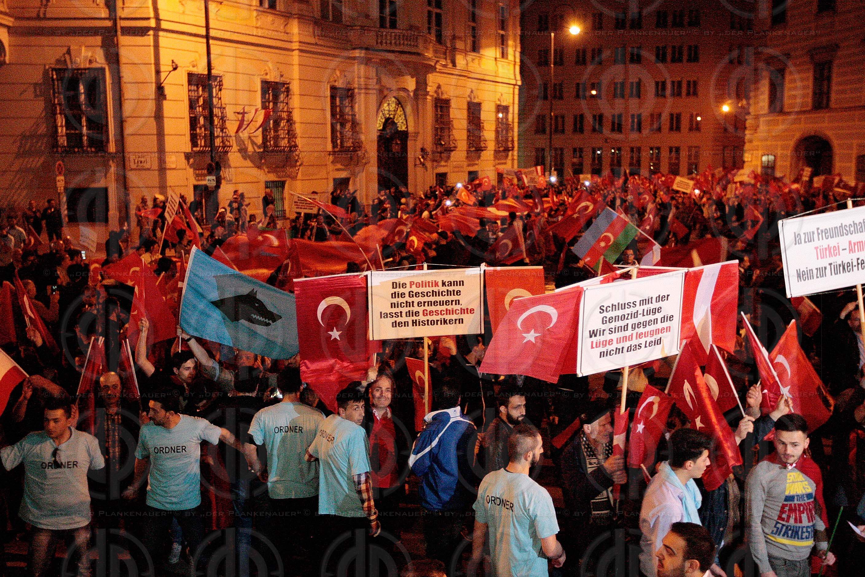 Demo der Tuerken gegen die Anerkennung des Genozids an ArmenierI