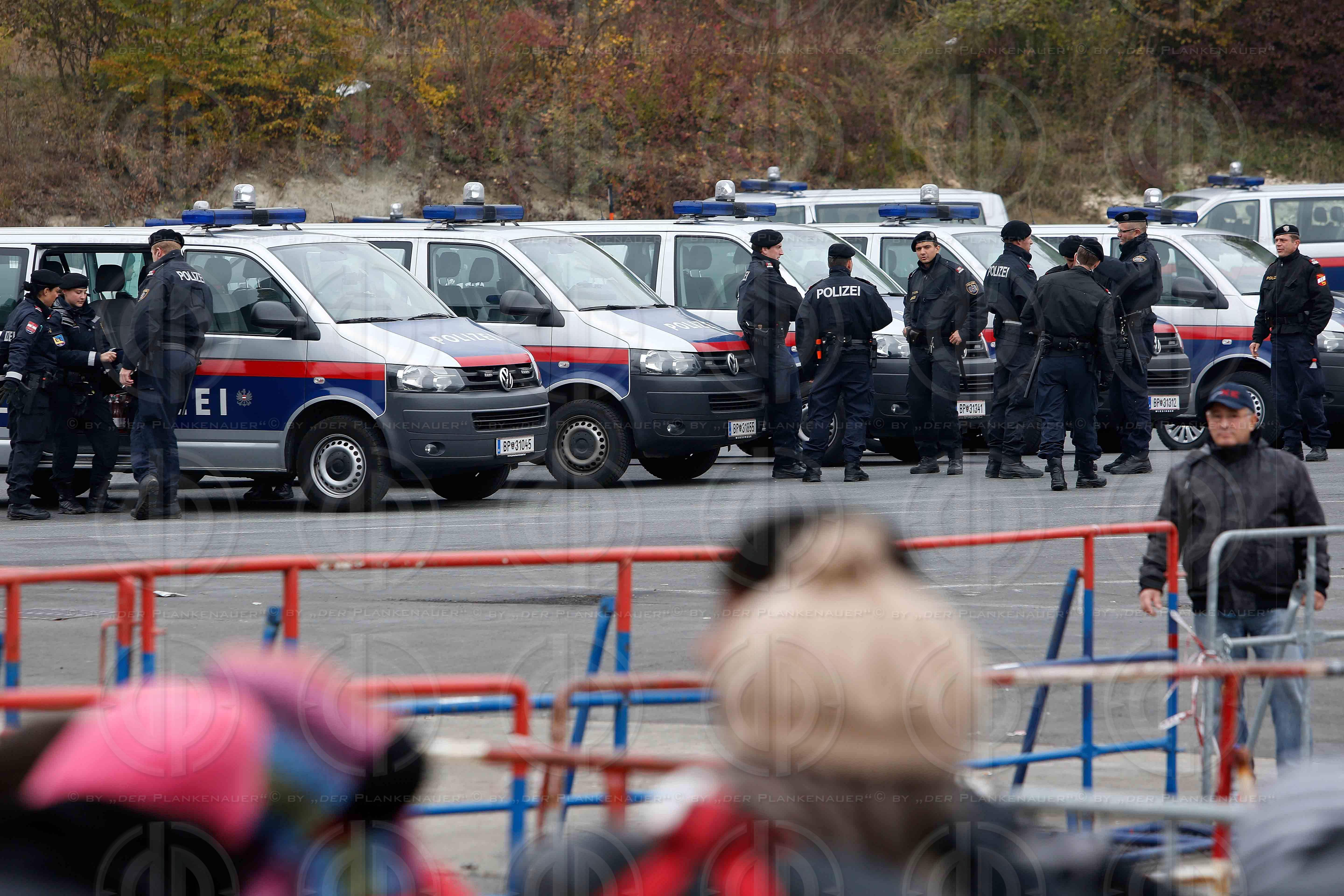 Fluechlingstragoedie an der Grenze in Strass-Spielfeld
