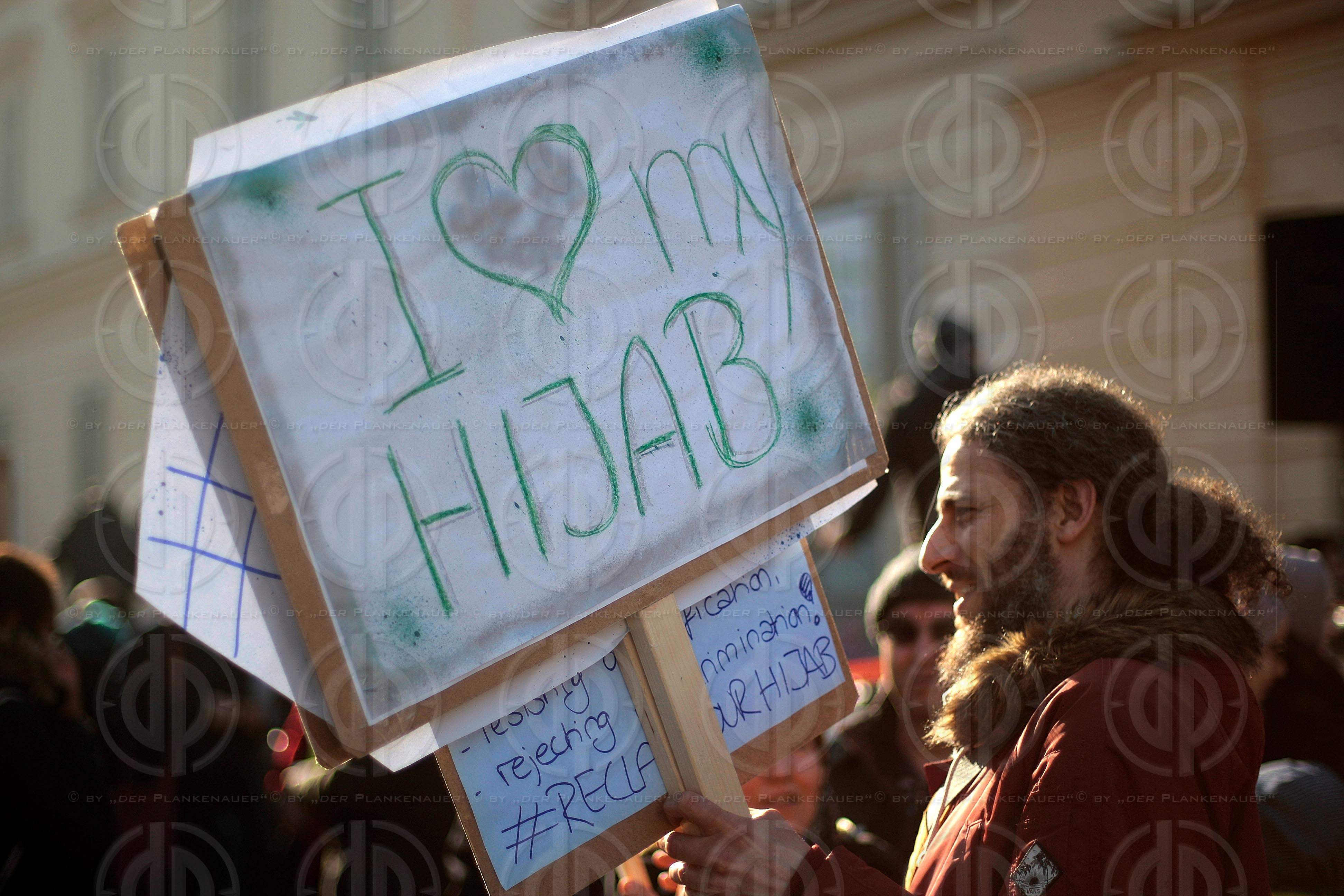 Demo gegen Kopftuchverbot