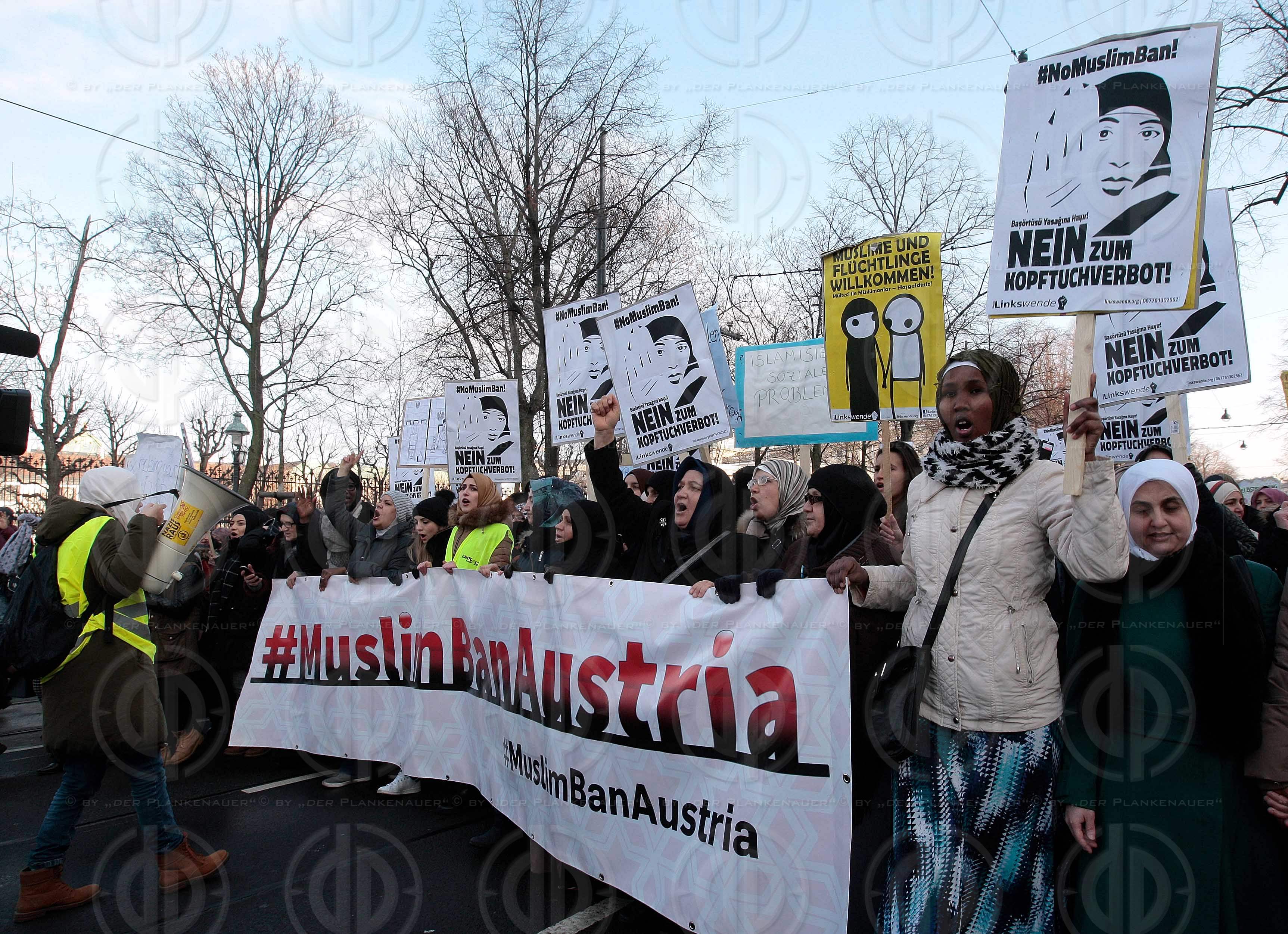Demo gegen Kopftuchverbot
