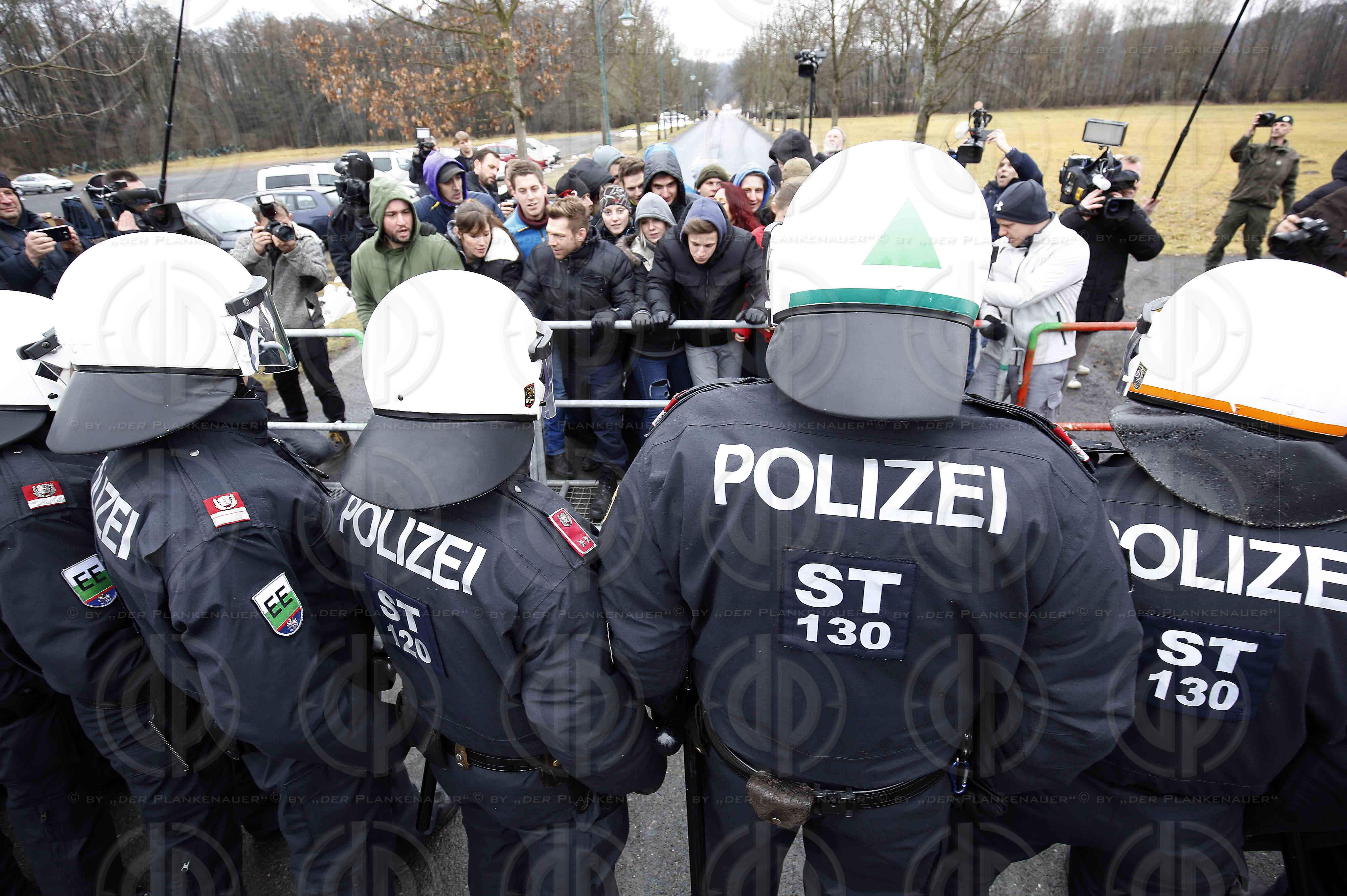 Ministerbesuch in Strass_Spielfeld