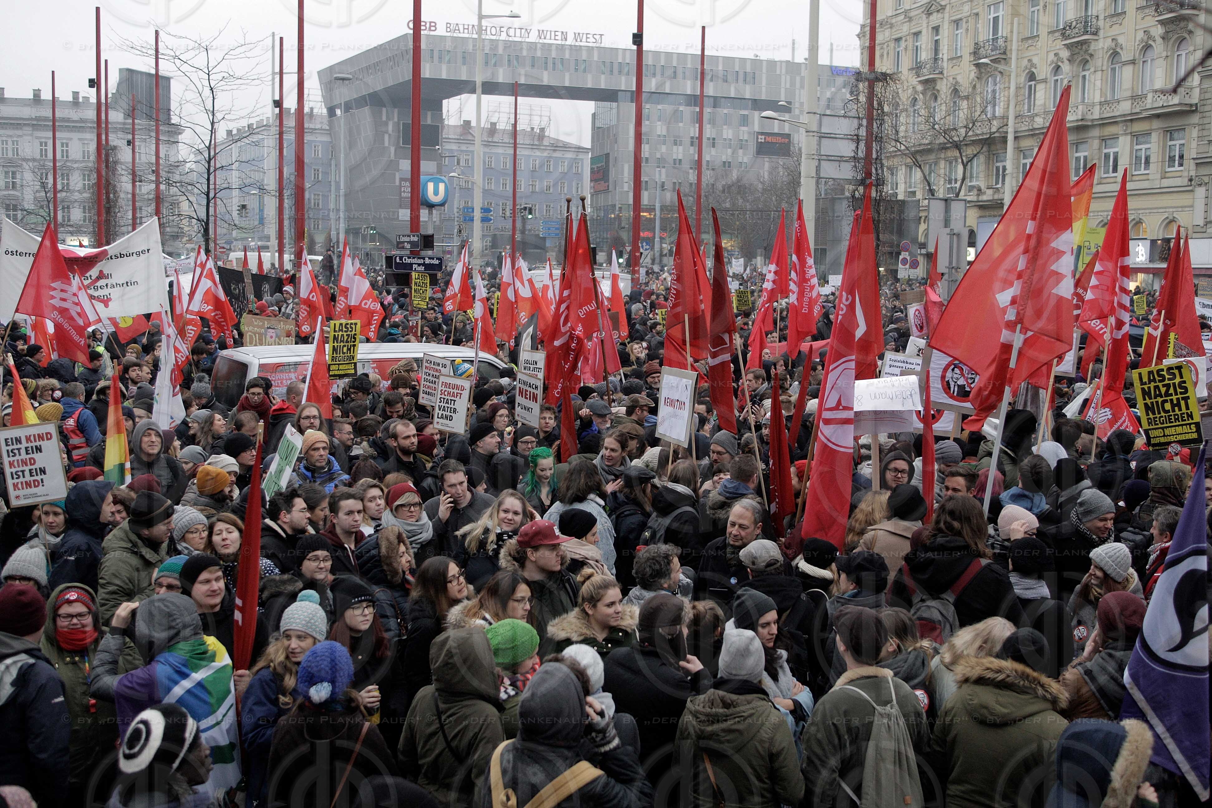 Grosskundgebung gegen tuerkisblaue Regierung
