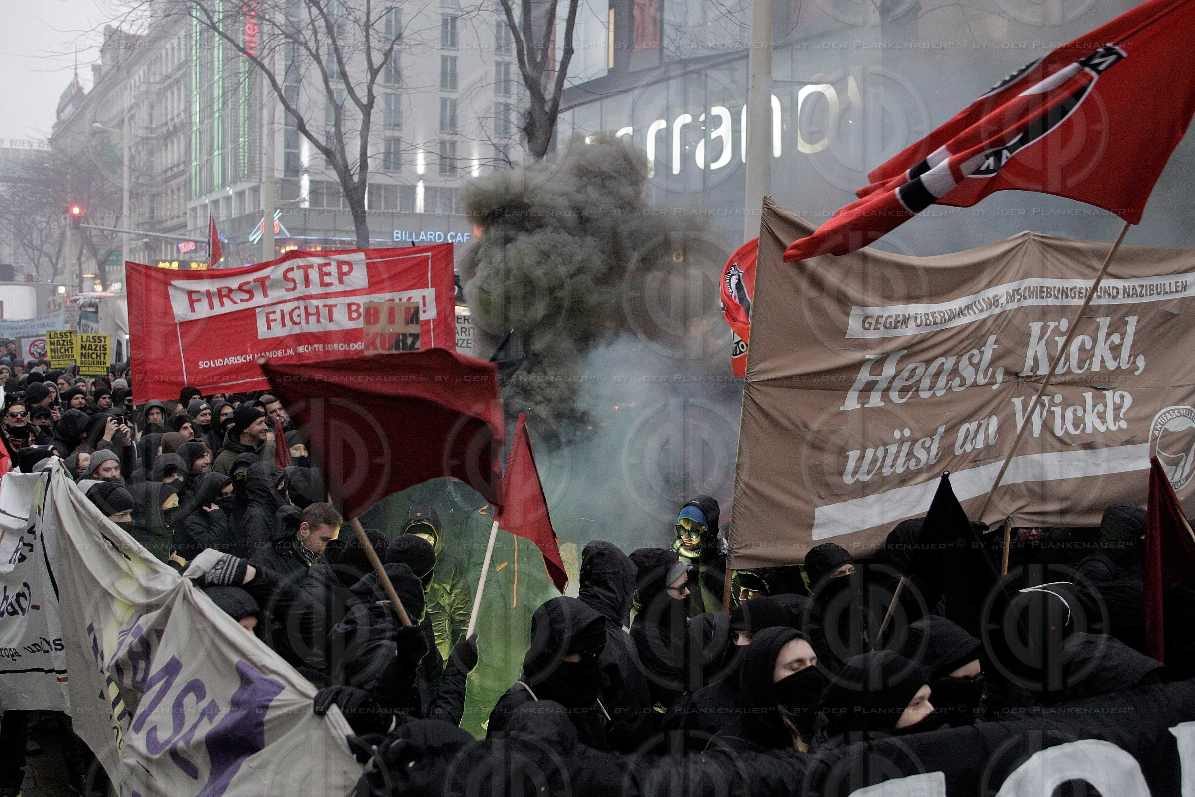Grosskundgebung gegen tuerkisblaue Regierung