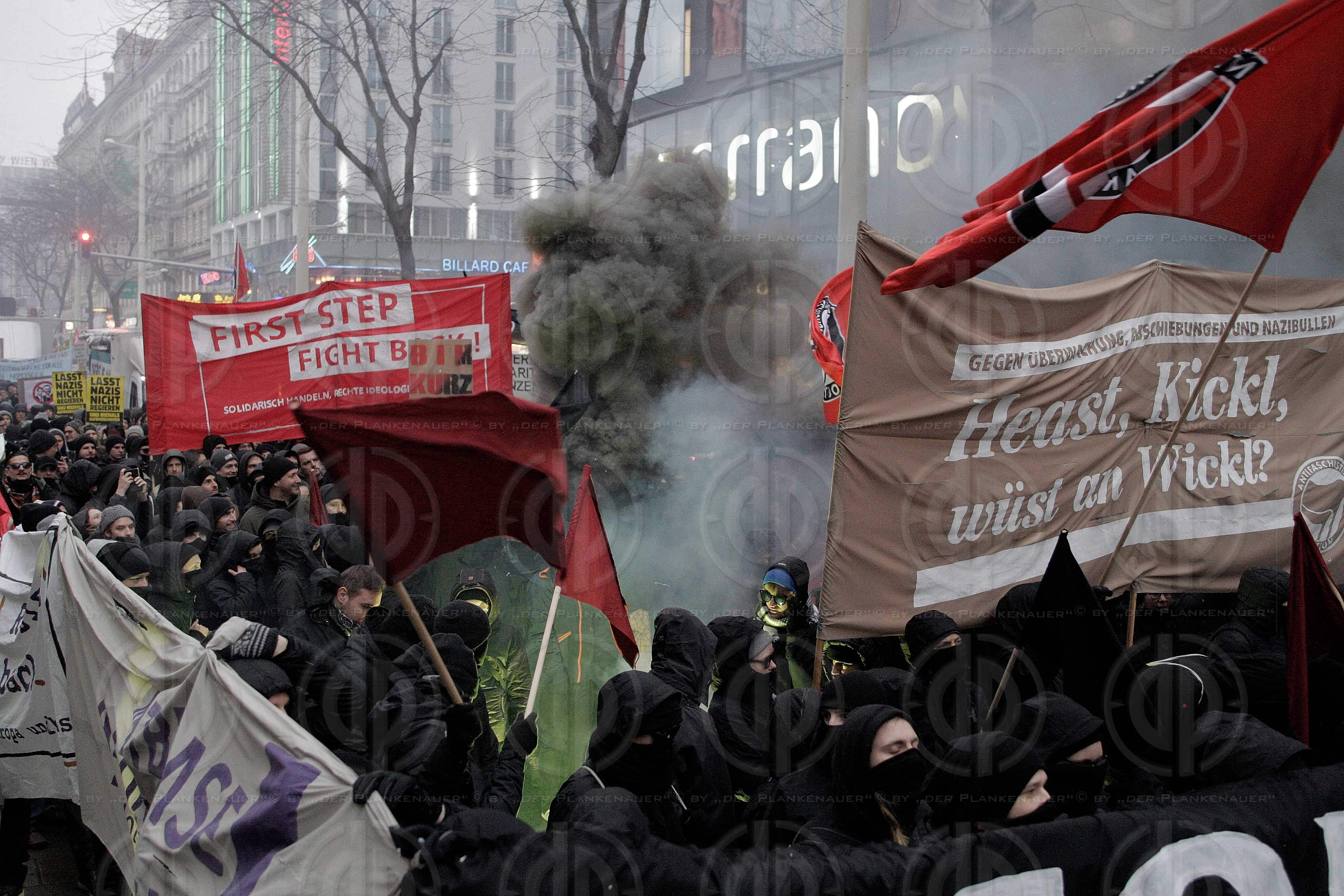Grosskundgebung gegen tuerkisblaue Regierung
