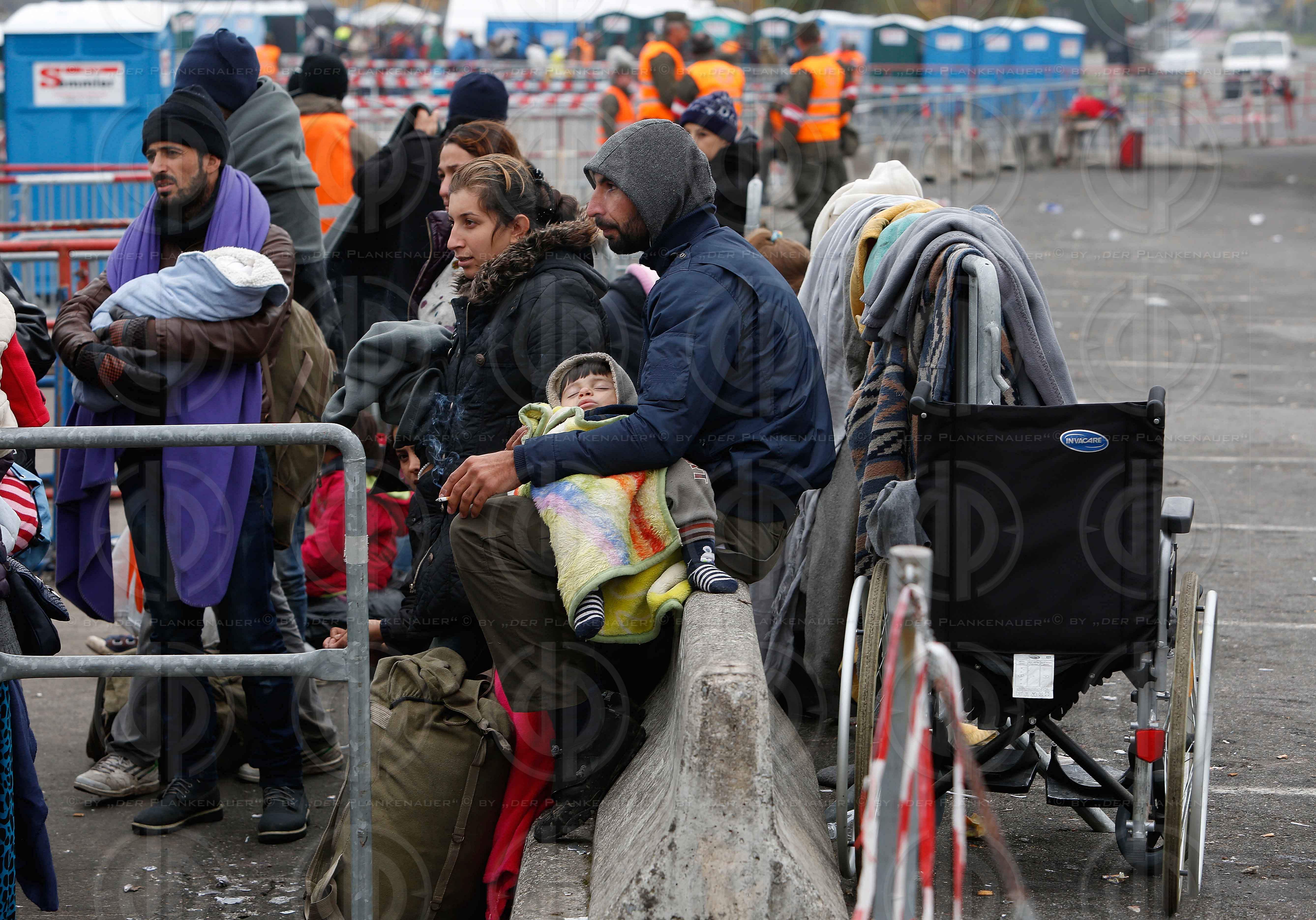 Fluechlingstragoedie an der Grenze in Strass-Spielfeld