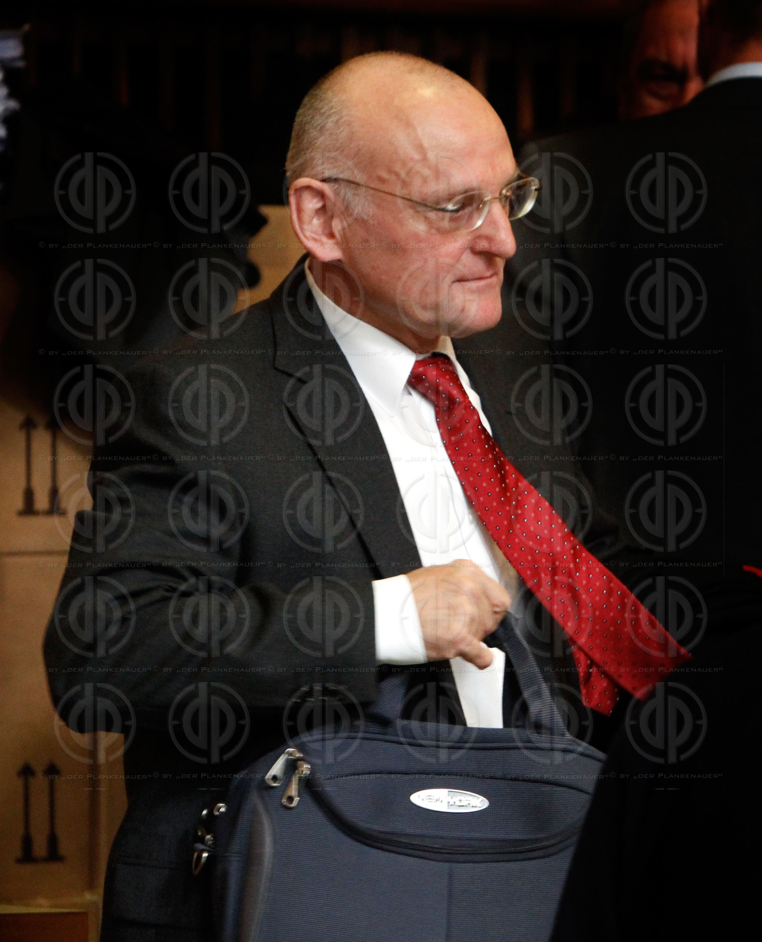 Strafverfahren gegen Hannes KARTNIG u.a.