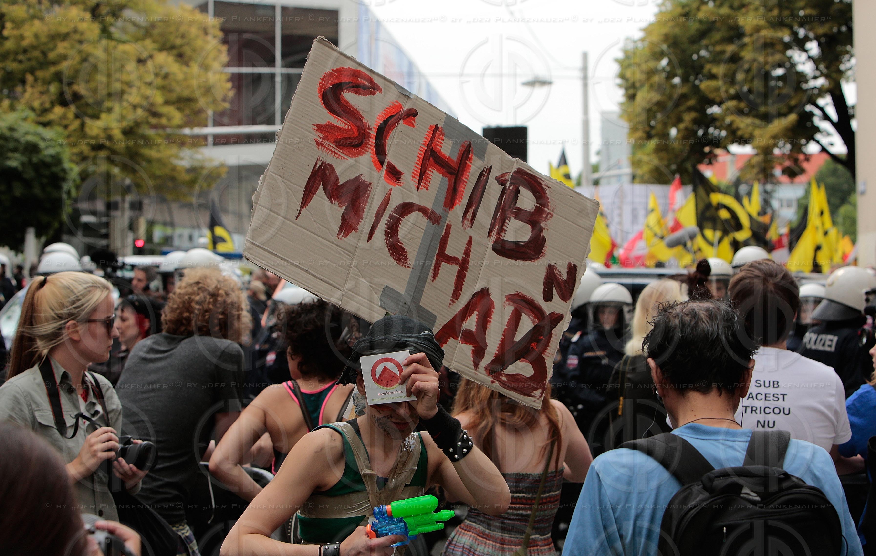 Demo der Identitaeren und Gegendemo der OGR und NoWKR